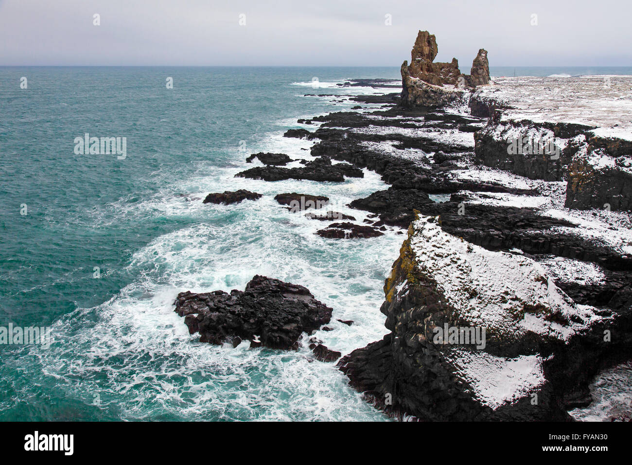 Londrangar, paar vulkanischen Stecker aus Basalt im Schnee im Winter, Snaefellsnes, Island Stockfoto