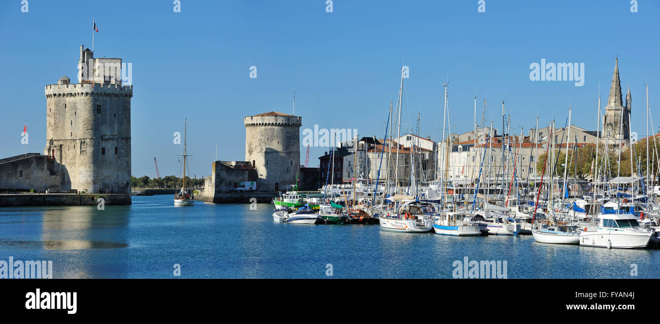 Die Türme tour De La Chaîne und tour Saint-Nicolas im alten Hafen / Vieux Port in La Rochelle, Charente-Maritime, Frankreich Stockfoto