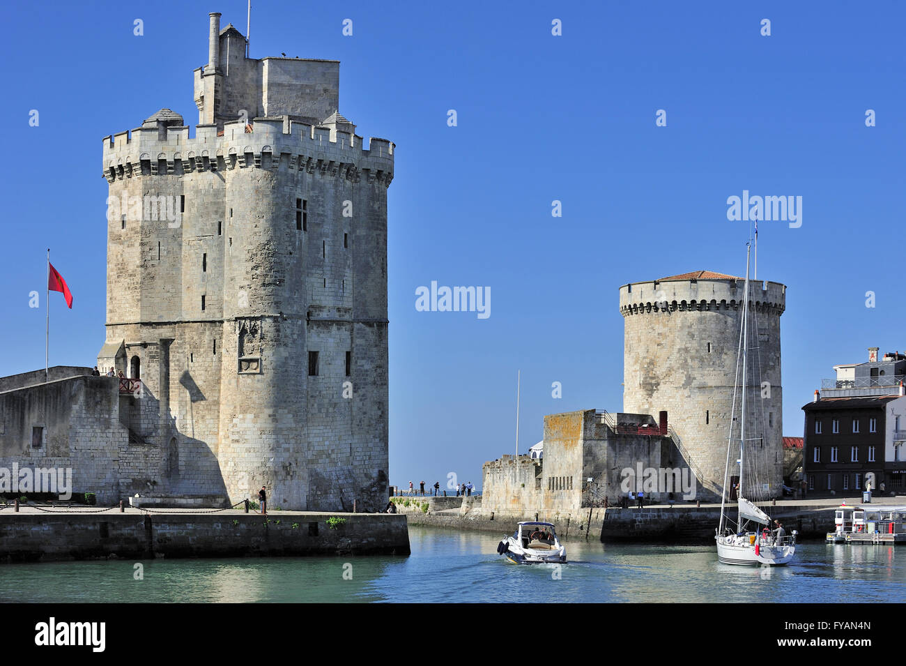Die Türme tour De La Chaîne und tour Saint-Nicolas im alten Hafen / Vieux Port in La Rochelle, Charente-Maritime, Frankreich Stockfoto