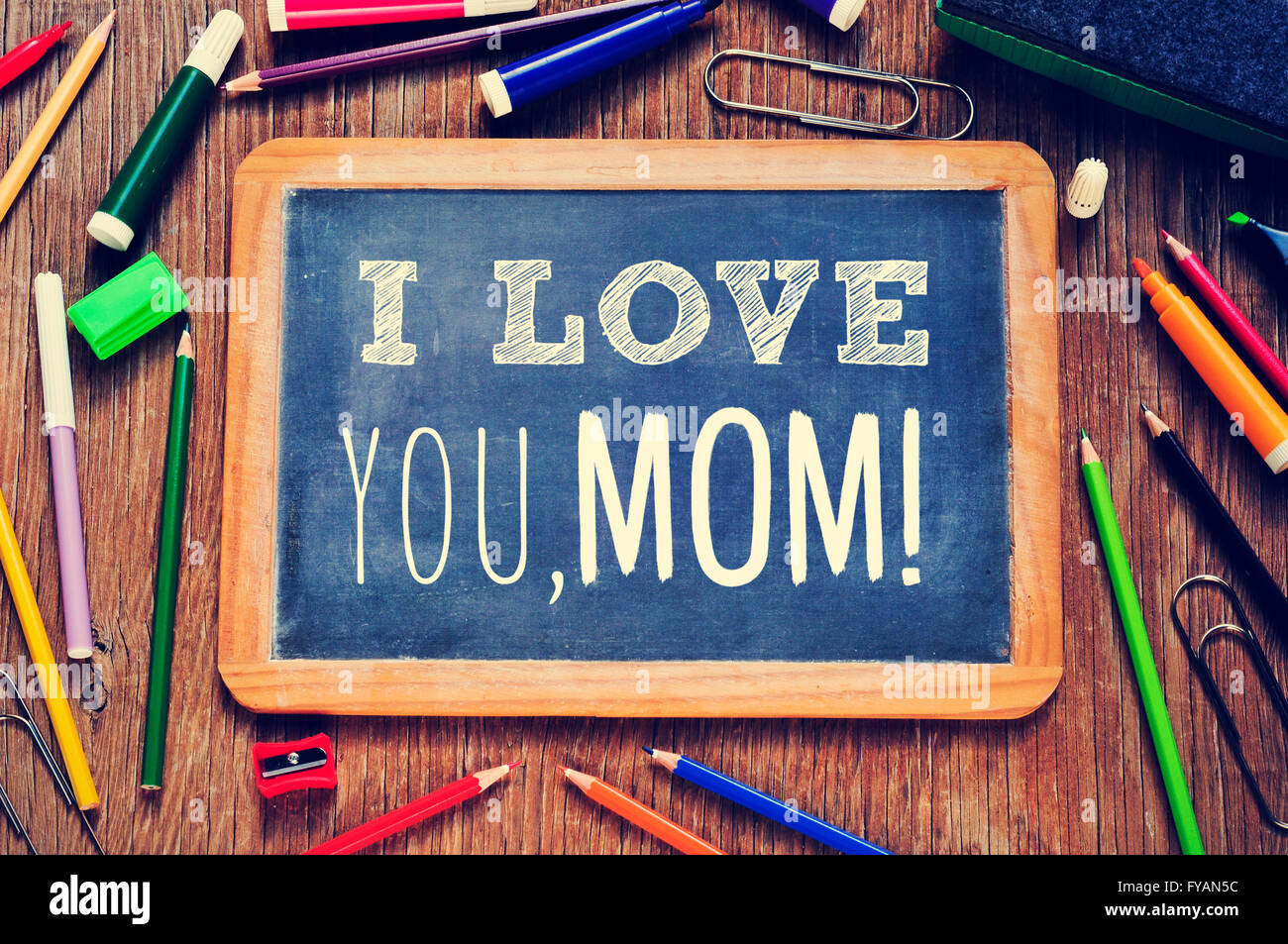 High-Angle Shot von einer Tafel mit dem Text, den ich Sie Mama geschrieben Liebe, und einige andere Bleistift Buntstifte, Filzstifte und o Stockfoto
