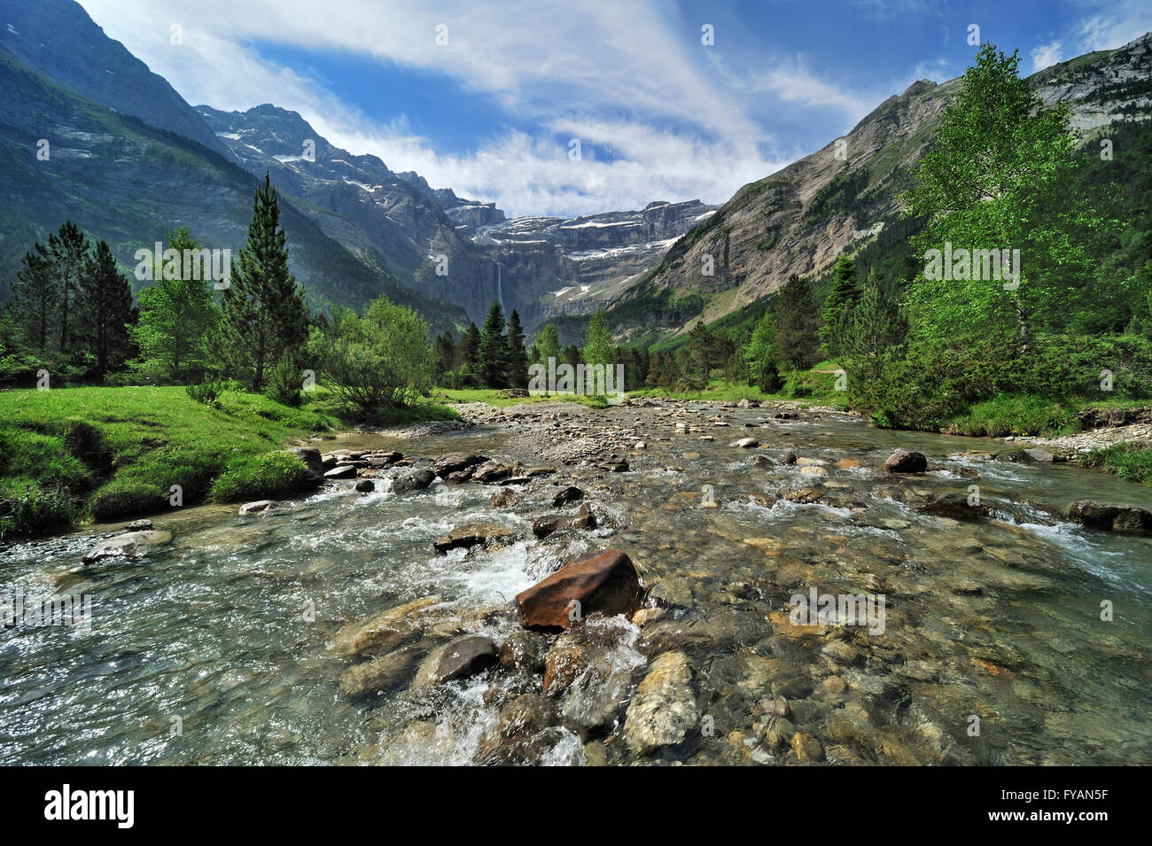 Der Cirque de Gavarnie und die Gavarnie-Fälle / Grande Cascade de Gavarnie, höchsten Wasserfall von Frankreich in den Pyrenäen Stockfoto