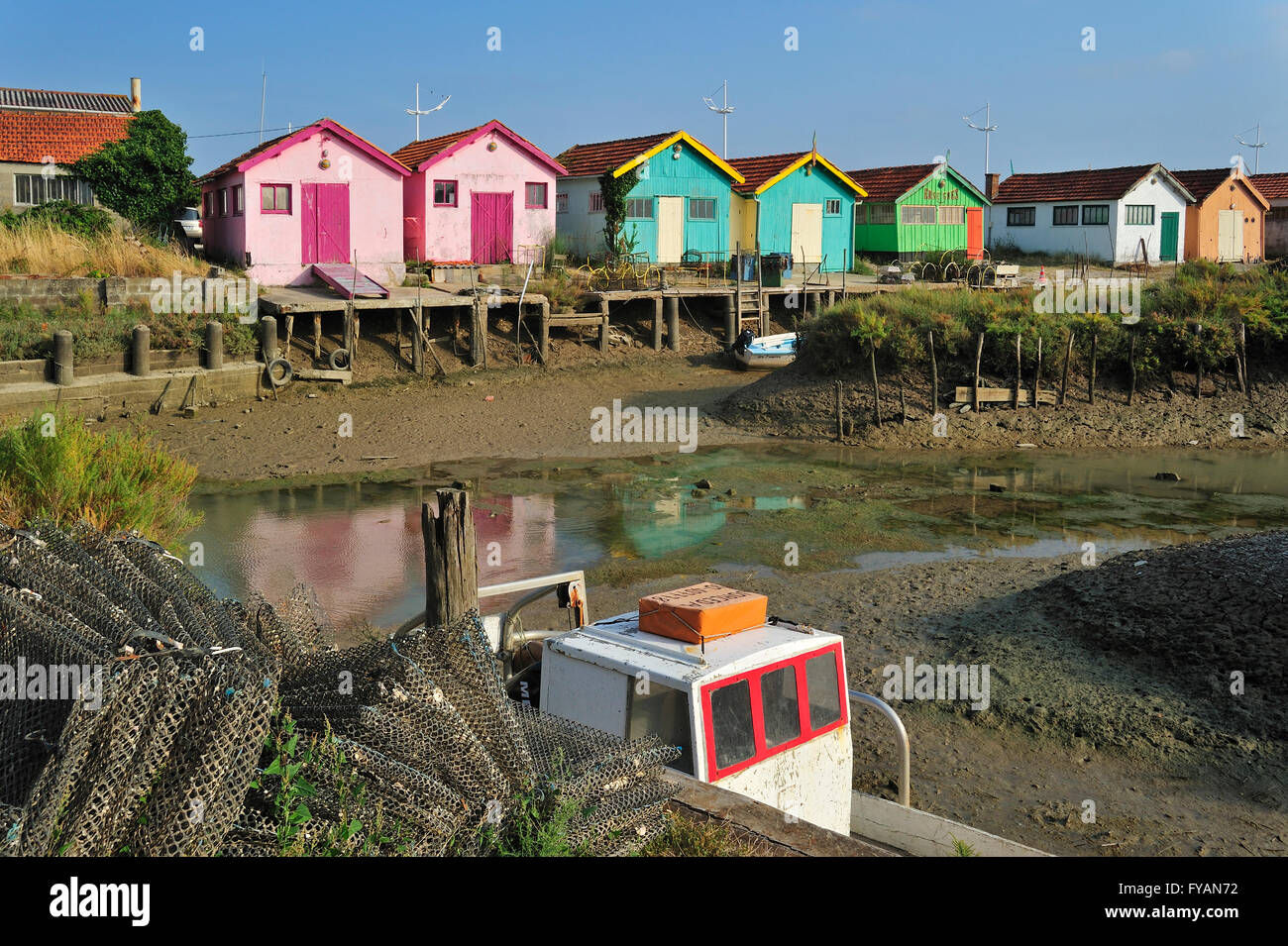 Bunte Kabinen der Austernzüchter im Hafen von Le Château-d 'Oléron auf der Insel Ile d' Oléron, Charente-Maritime, Frankreich Stockfoto