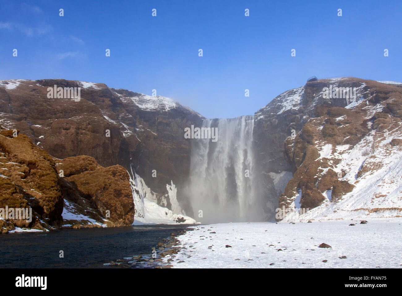 Skogafoss, 63 m hohen Wasserfall befindet sich am Fluss Skógá im Winter, Skógar, Island Stockfoto