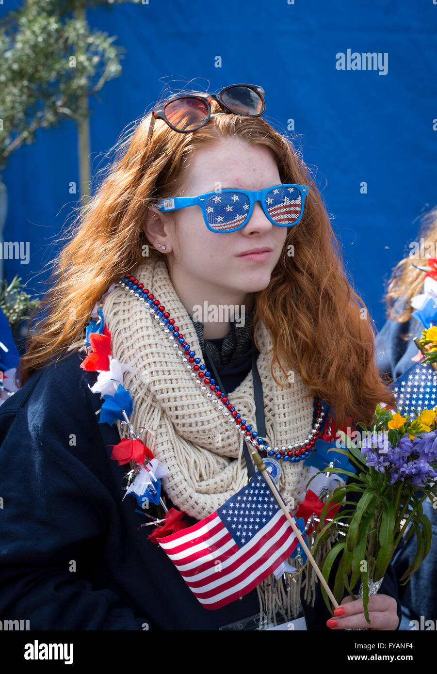 Eine junge Amerikanerin, gekleidet in Sternen und Streifen-Utensilien Stockfoto