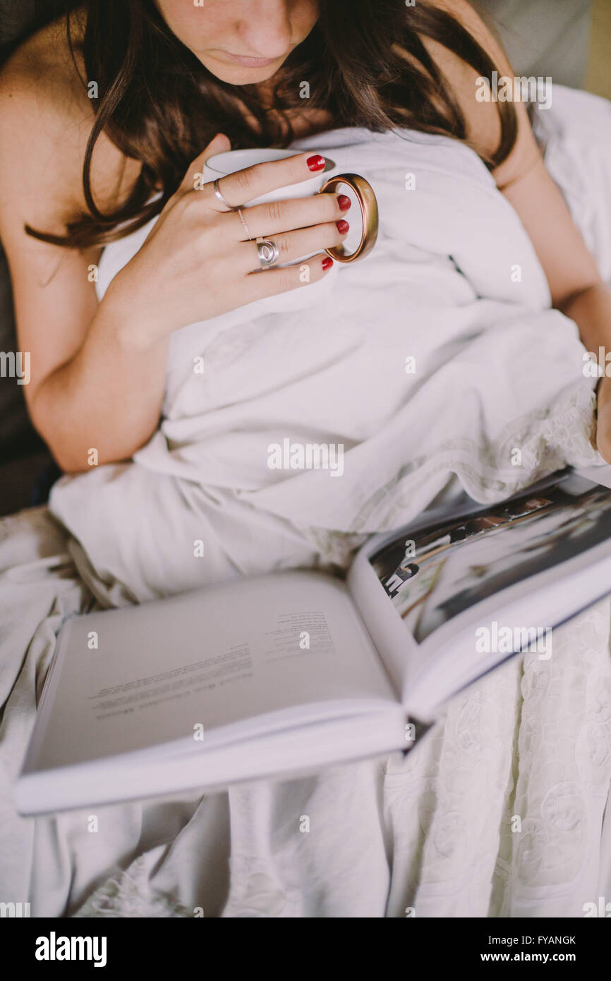 Mädchen ein Buch im Bett lesen Stockfoto