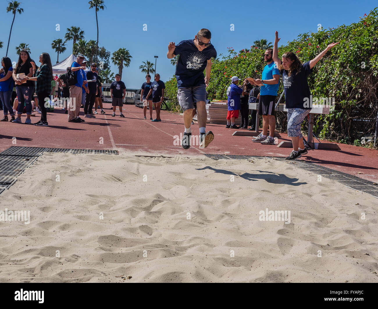 Ein behinderter Jugendlicher springt in den Weitsprung an die Southern California Special Olympics im La Playa-Stadion statt. Stockfoto