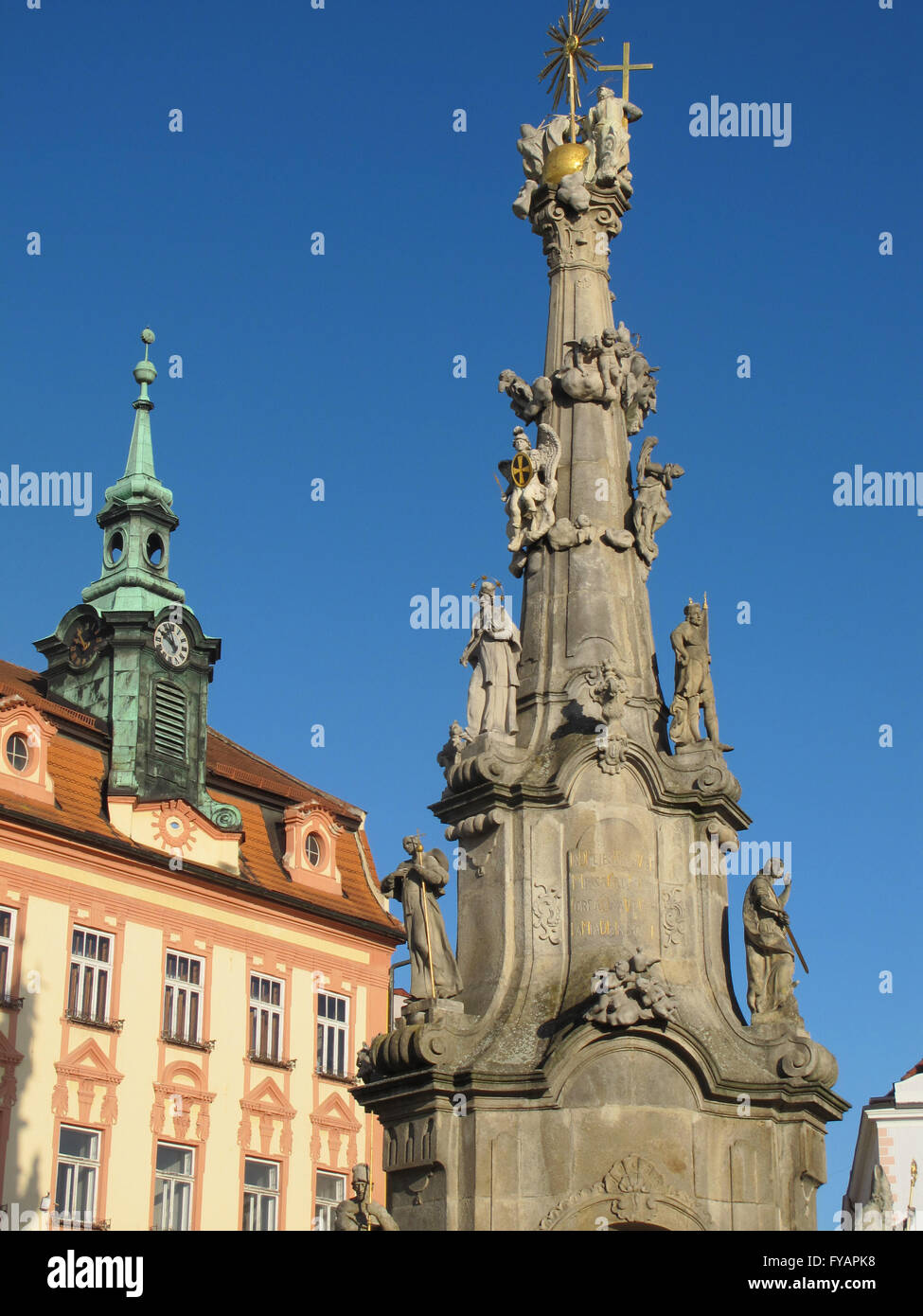 Mittelalterliche Stadt von Jindrichuv Hradec mit Pest Memorial und Stadthäuser, Tschechien. Stockfoto