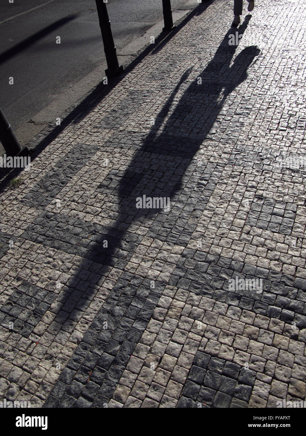 Prag, Tschechische Republik. Fußgängerzone Schatten auf Bürgersteig Stockfoto