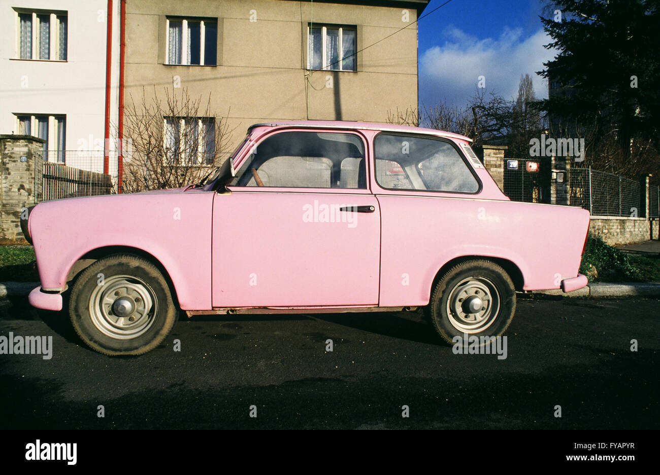 Rosa Trabant mit Körper aus Kunststoff gefertigt und mit zwei-Takt-Motor wird in Ost-Berlin geparkt Stockfoto