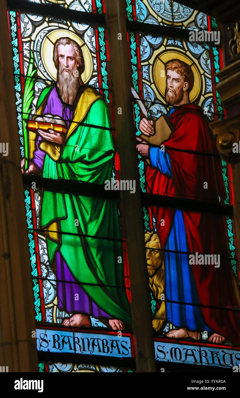 Glasfenster in St. Vitus Cathedral, Prag, St. Barnabas und St. Markus der Evangelist Darstellung Stockfoto