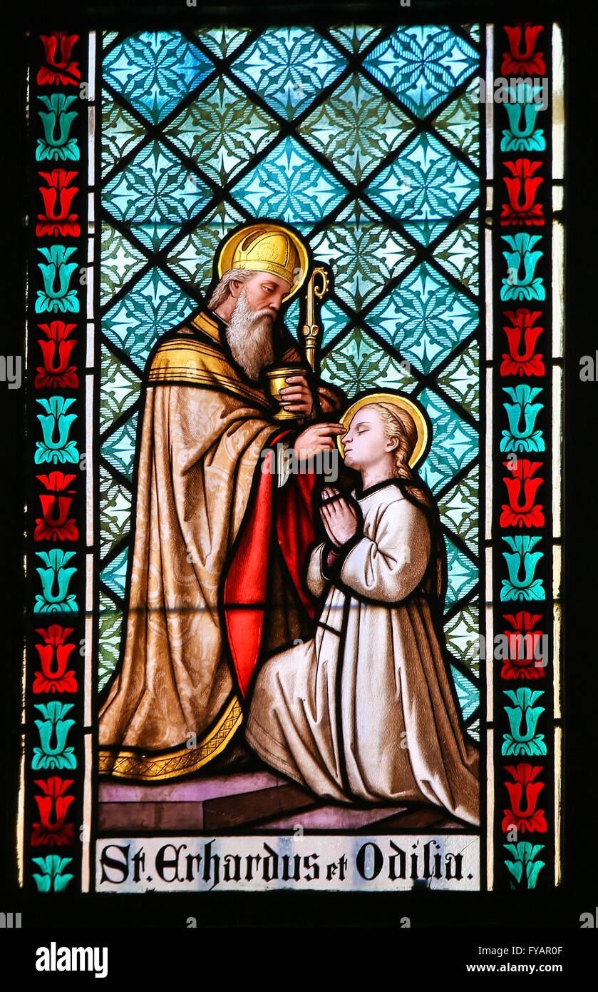 Glasfenster in St. Vitus Cathedral, Prag, Darstellung Sankt Erhard von Regensburg und St. Odile des Elsass Stockfoto