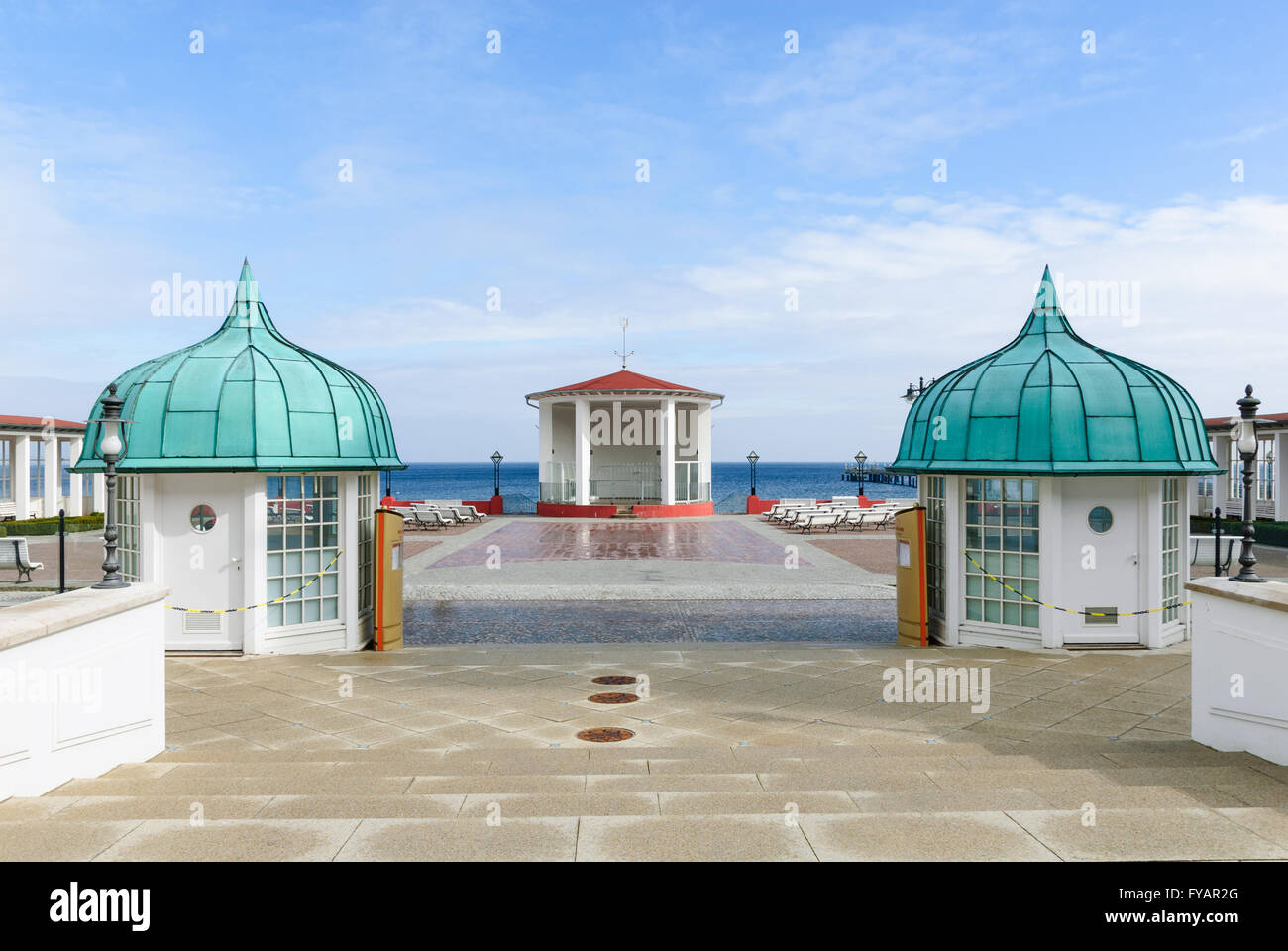 Platz des Kurortes in Binz mit Pavillion und Bänke Stockfoto