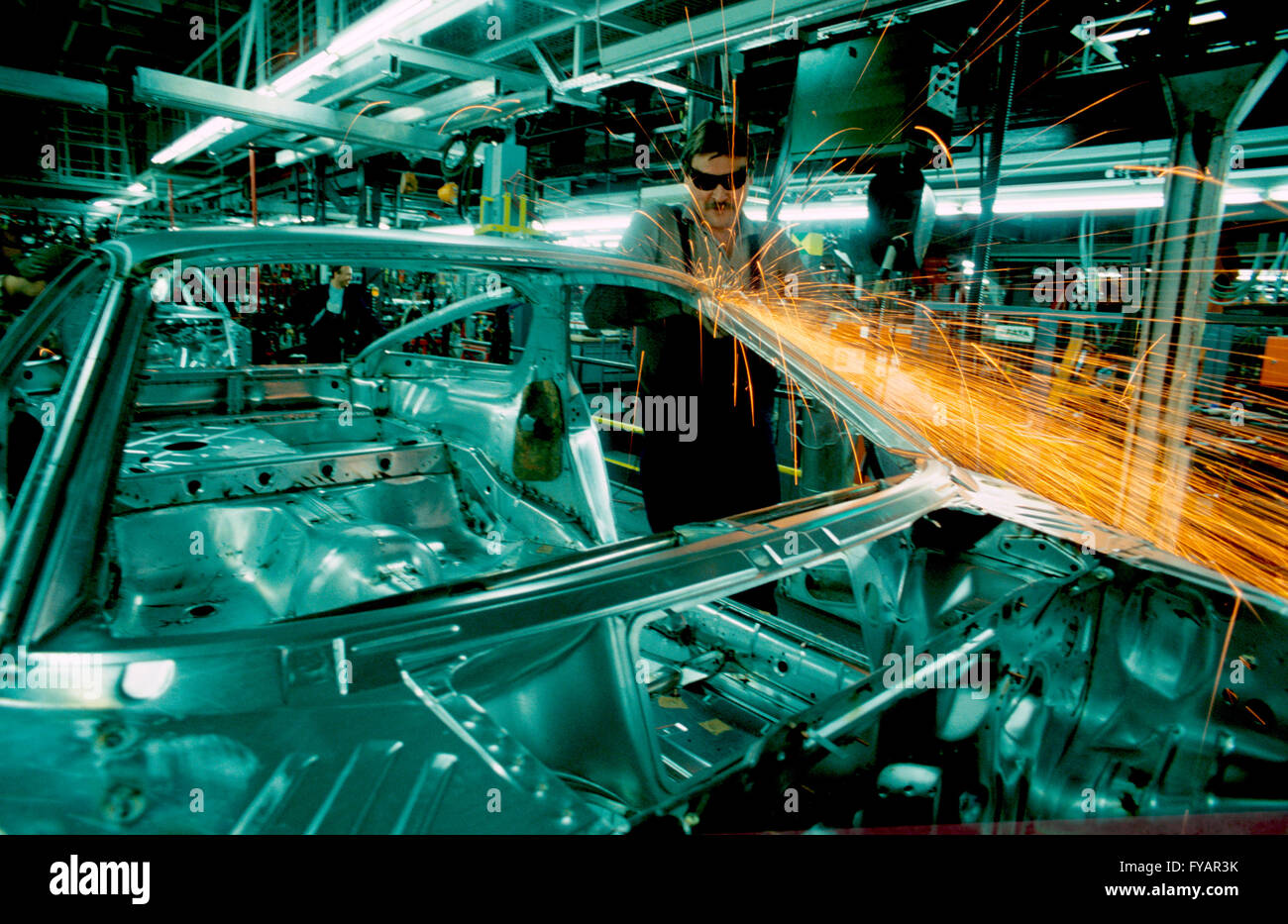Porsche Werk Stuttgart Zuffenhausen Karosseriebau Arbeiter Mit Machiche Stockfotografie Alamy