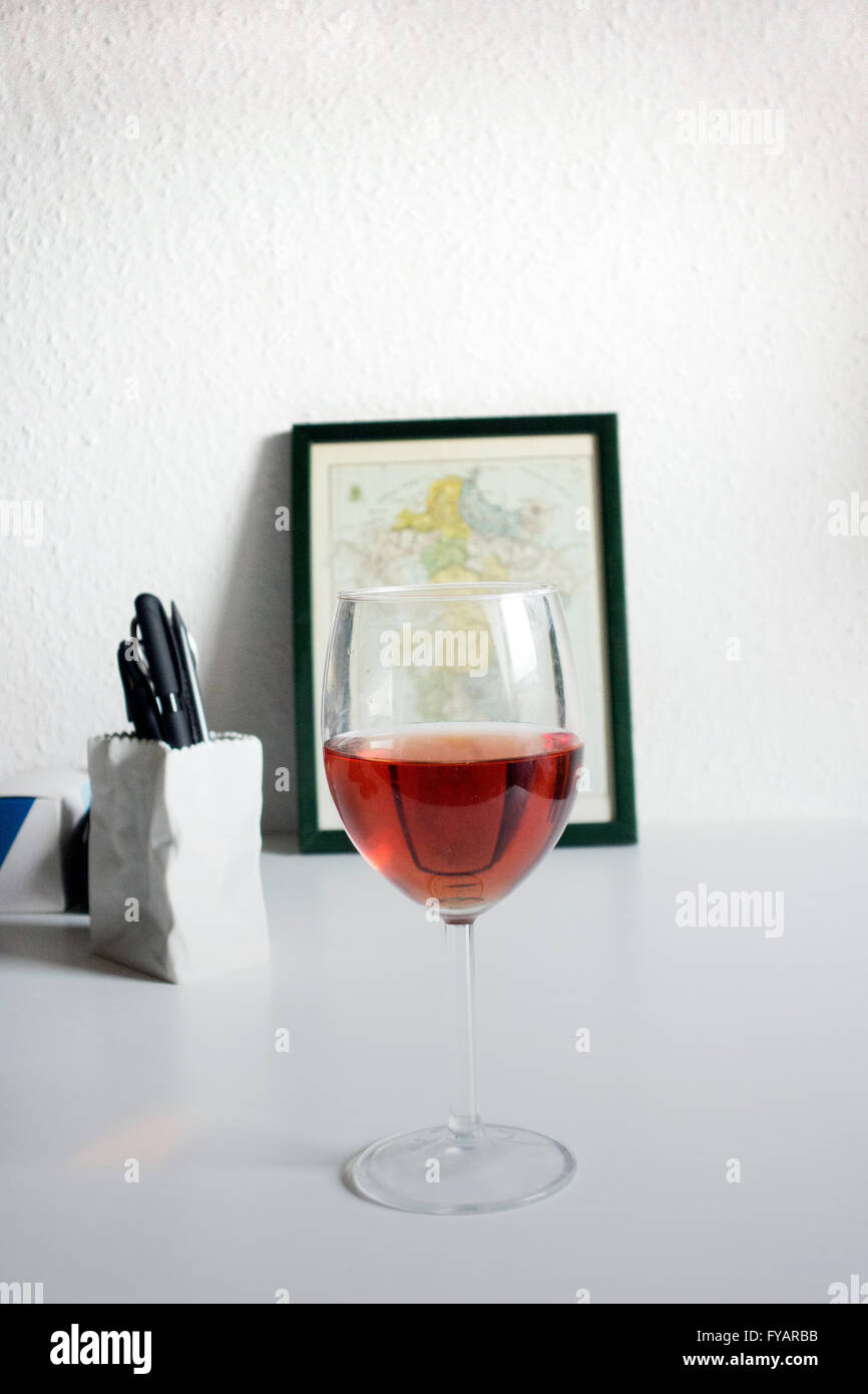 Glas Wein am Bürotisch Stockfoto