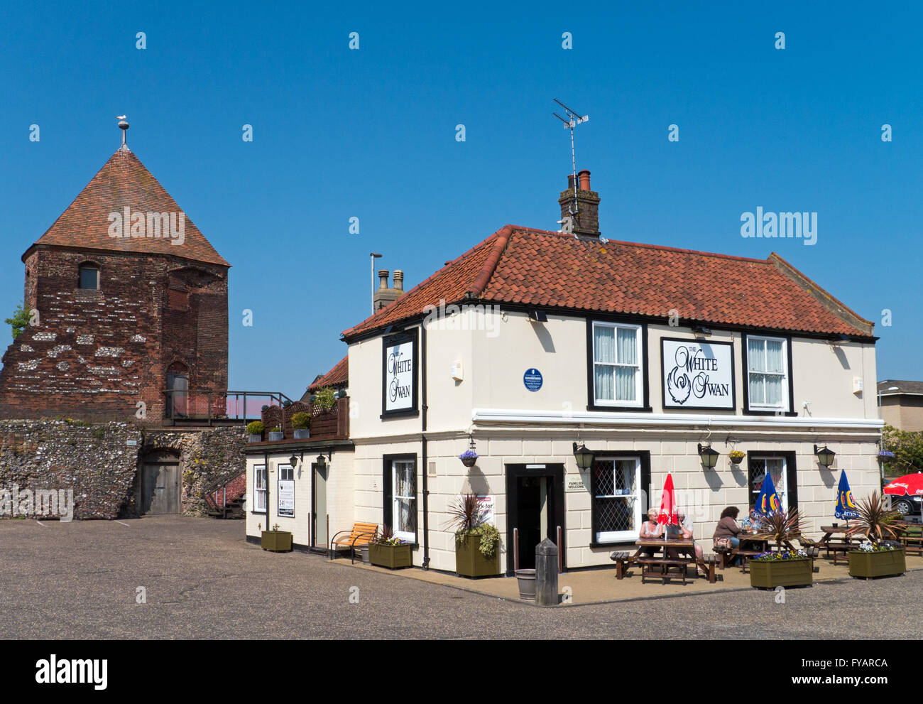 Die Nord-West-Turm und die alte Stadtmauer mit den weißen Schwan Public House, Great Yarmouth, Norfolk, England Stockfoto