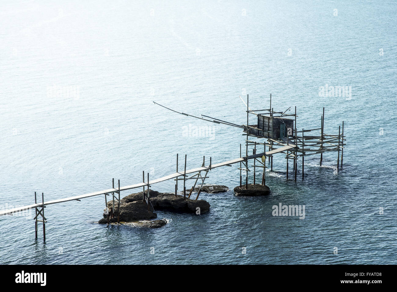 Holzmole in das Mittelmeer, Foto in Italien Stockfoto