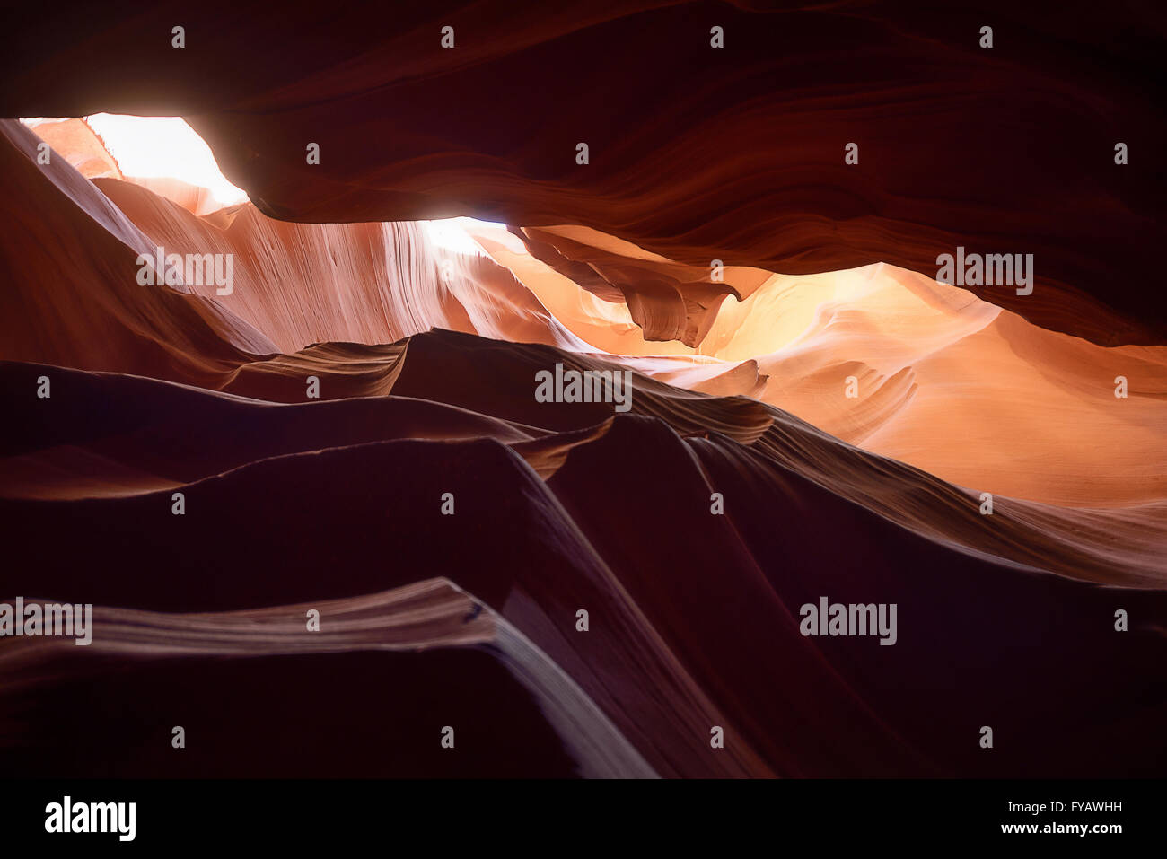 Roter Sand Felsen ausgehöhlt durch Wasser und Wind in der Berghöhle, Antelope Canyon, Arizona, USA Stockfoto