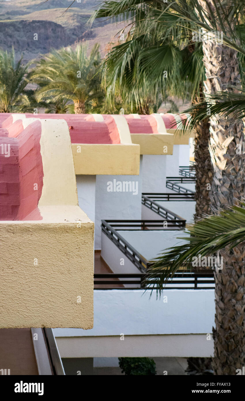 Eine Reihe von weißen Häuser mit Balkonen auf Kreta. Stockfoto