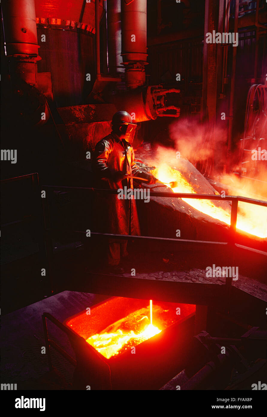 Arbeiter Monitore heißen geschmolzenen Stahl Gießen in Gießerei Stockfoto