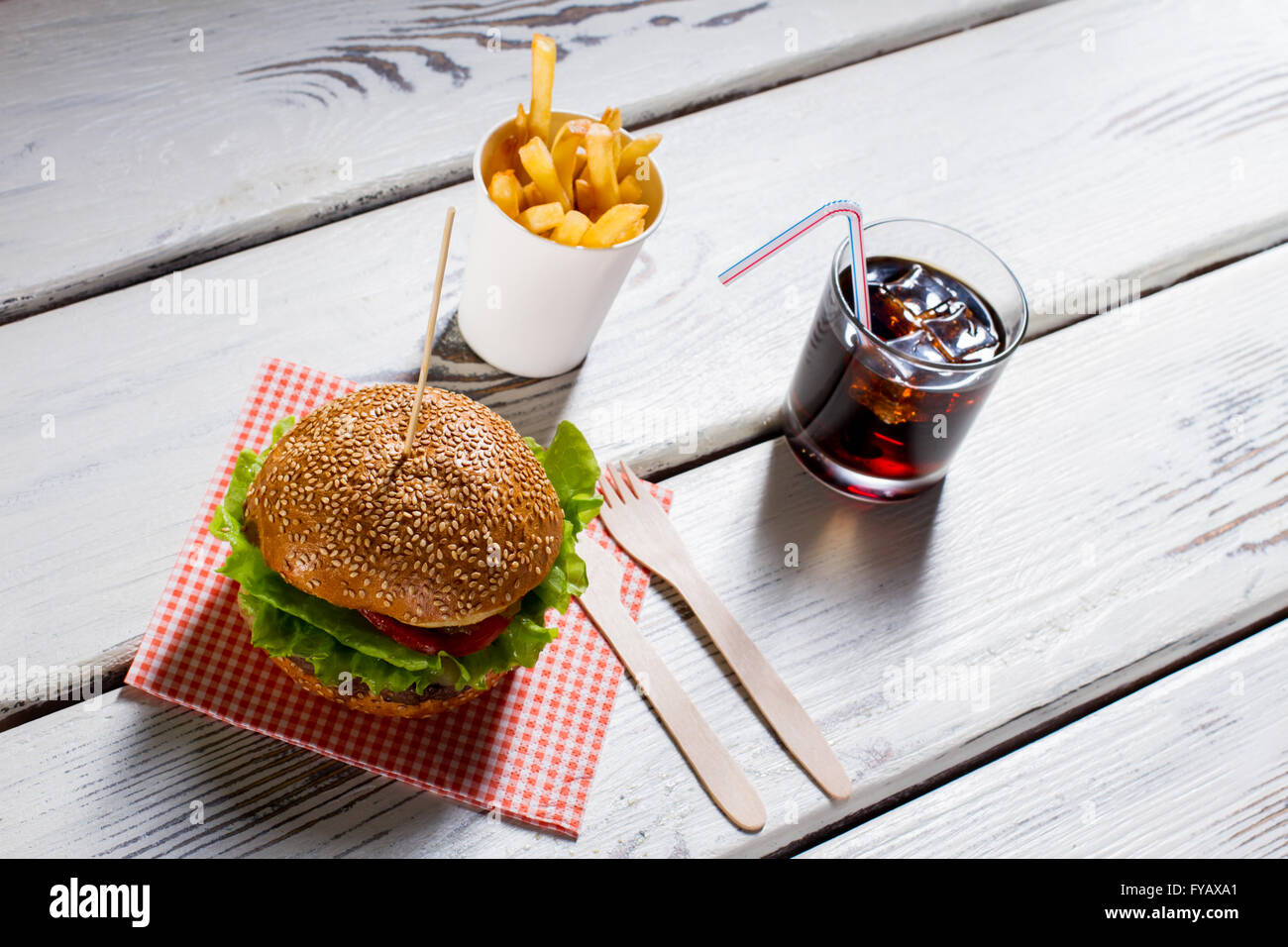 Burger und Pommes Frites mit Cola. Stockfoto