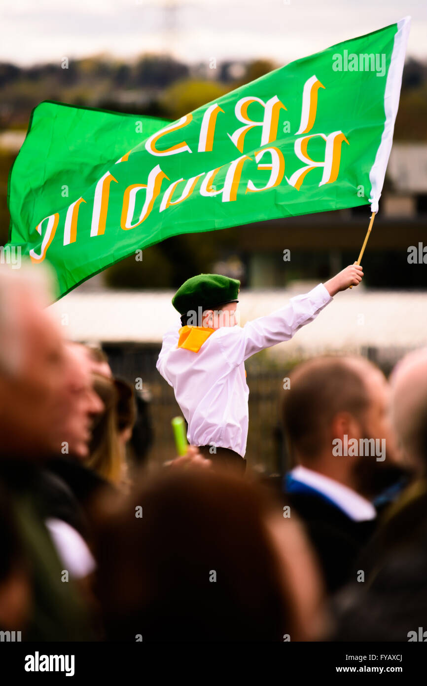 Junges Mitglied der Na Fianna Éireann Wellen eine irische Republik Flagge in Milltown-Friedhof am 1916 Easter Rising Jubiläums-Event. Stockfoto