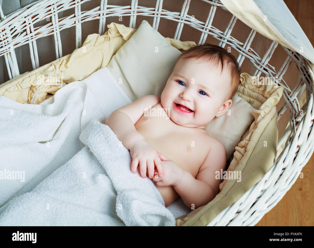 glücklich lächelnd sechs Monate altes Baby im Bett zu Hause Stockfoto