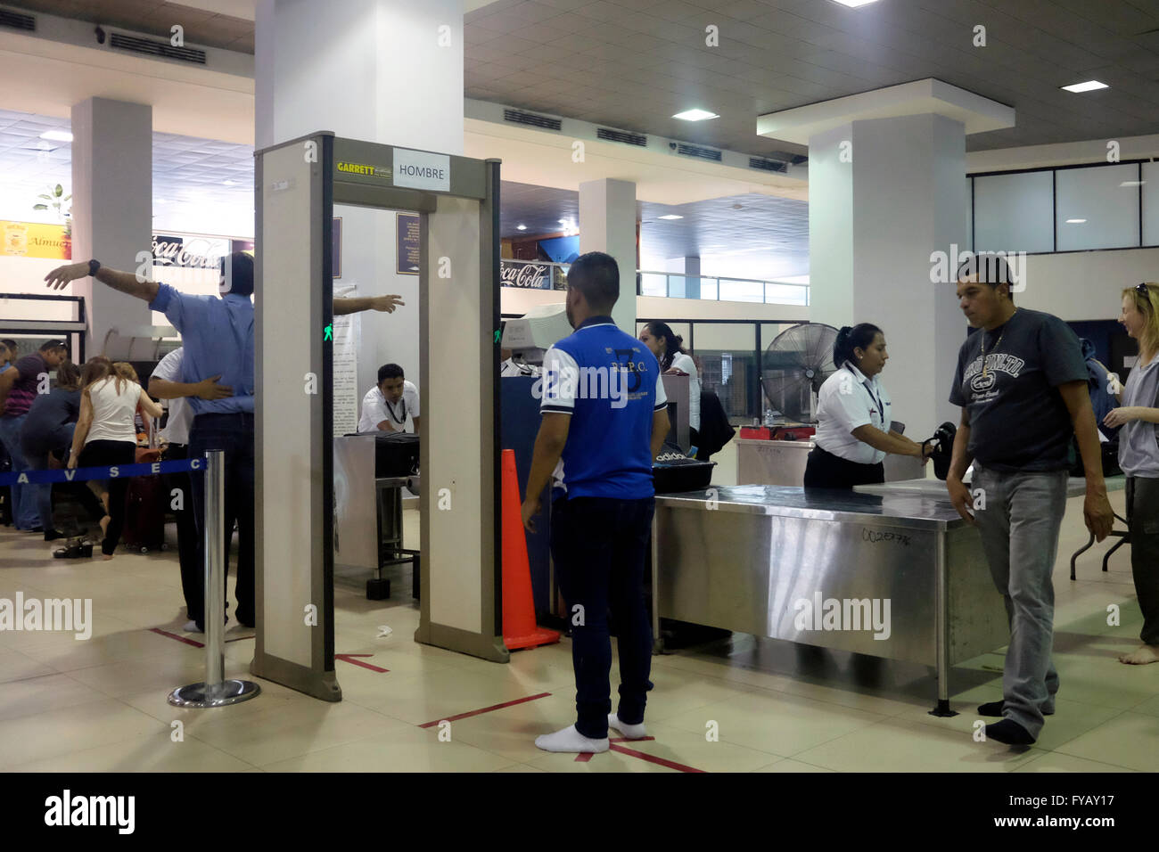 Passagiere werden eingecheckt Sicherheitskontrolle vor dem Flug Abflug-Gates am Flughafen La Aurora in Guatemala-Stadt in Guatemala Zentralamerika betreten Stockfoto