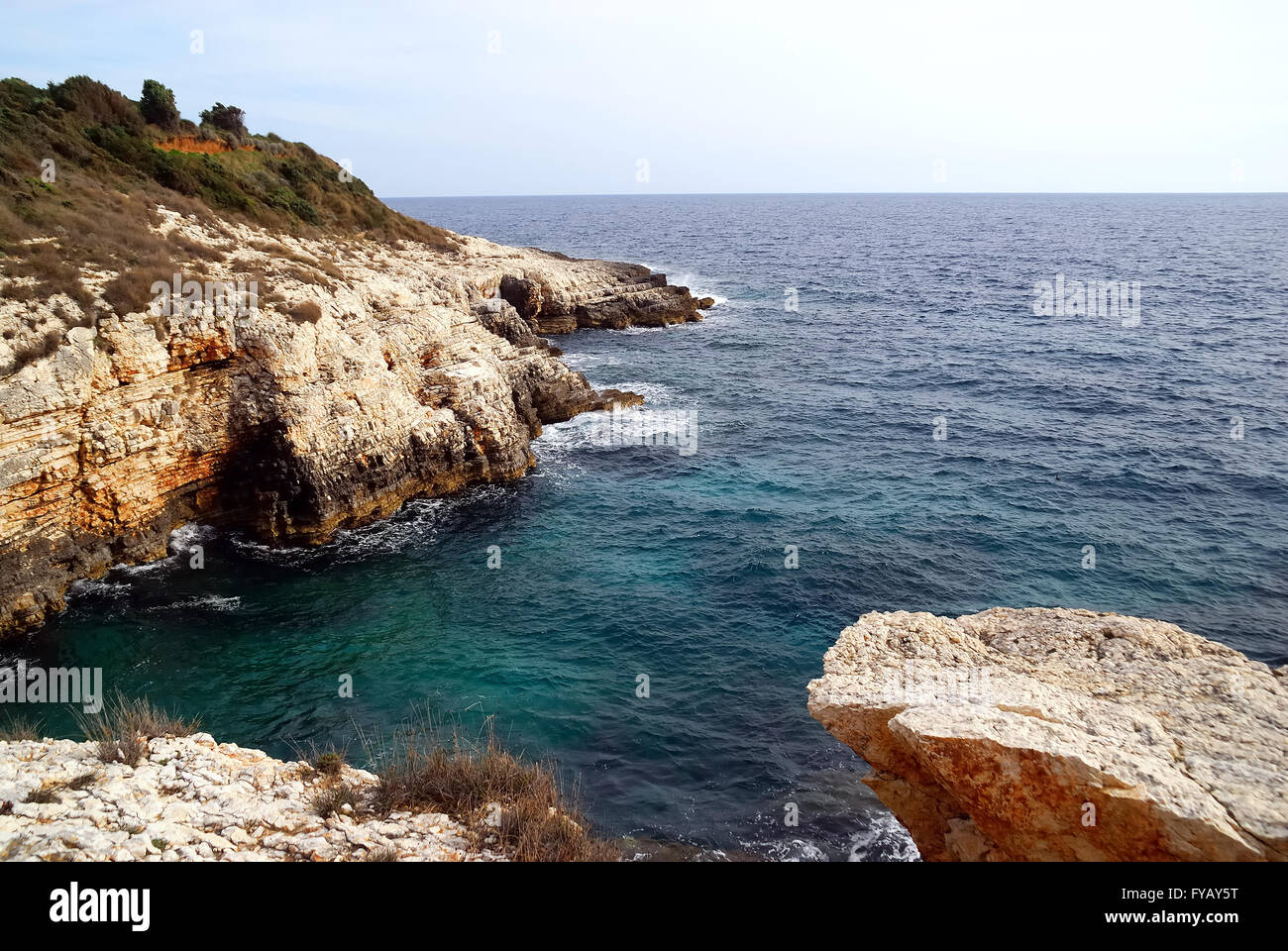 Naturpark Kamenjak, Premantura, Istrien, Kroatien. Kap Kamenjak. Der Park ist etwa zehn Kilometer von Pula entfernt, es ist der Lebensraum der Mittelmeer-Mönchsrobbe. Stockfoto
