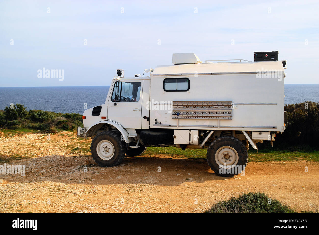 Naturpark Kamenjak, Premantura, Istrien, Kroatien. Ein Mercedes Unimog 4 X 4 LKW. Kap Kamenjak. Der Park ist etwa zehn Kilometer von Pula entfernt, es ist der Lebensraum der Mittelmeer-Mönchsrobbe. Stockfoto