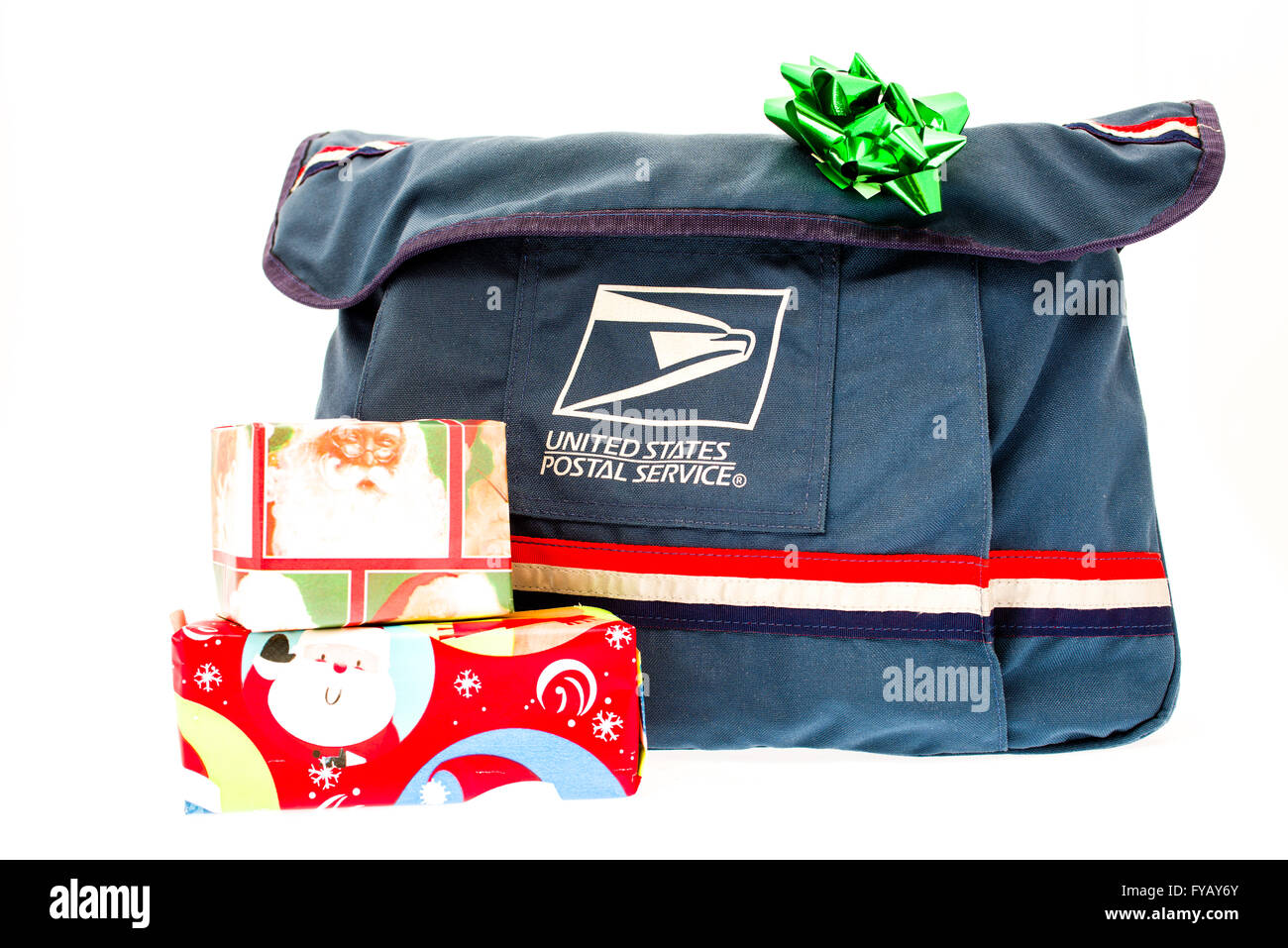 Mail-Mannes Gegenstänen mit Chritmas Geschenke zur Auslieferung bereit. Stockfoto