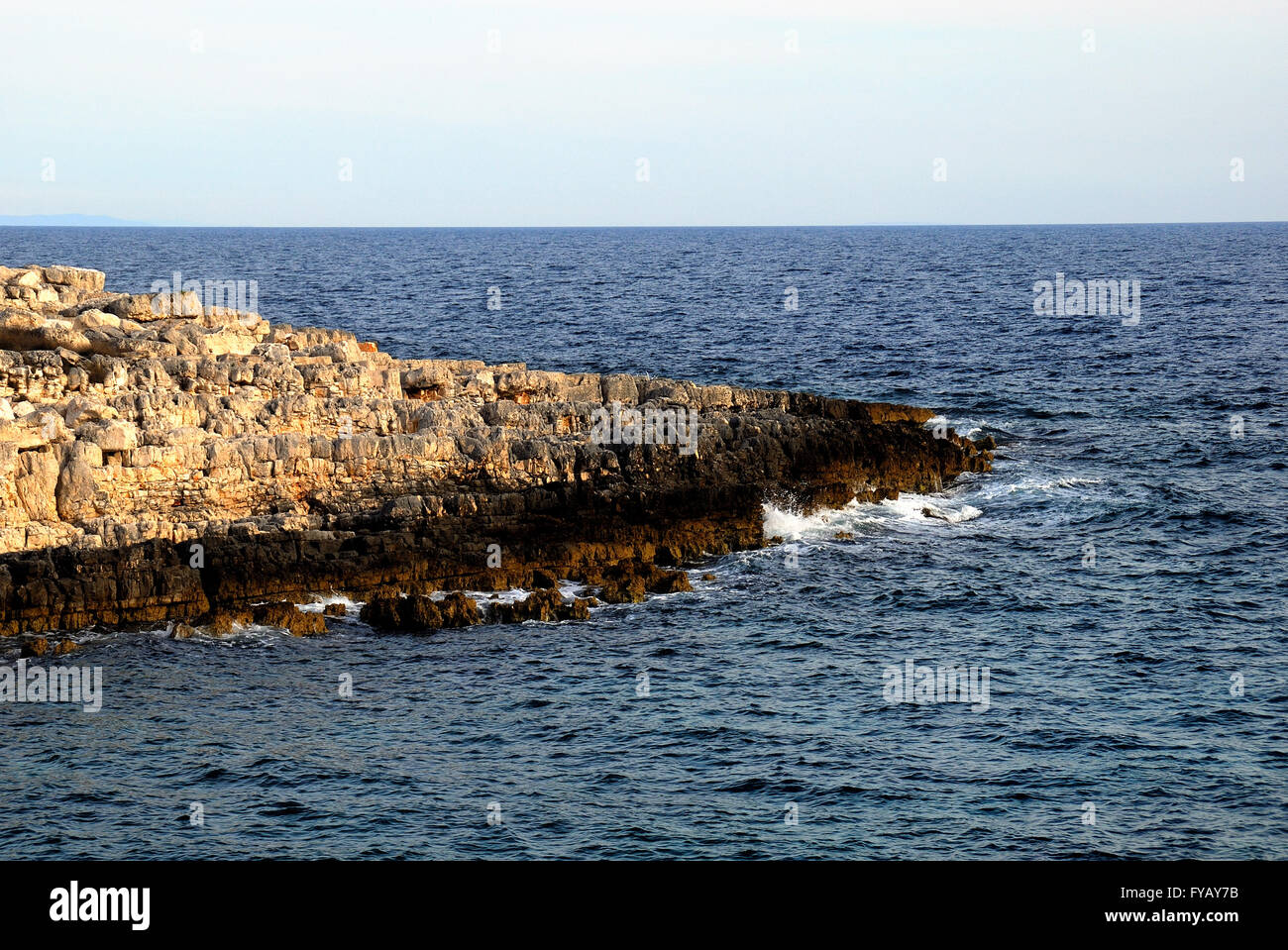 Naturpark Kamenjak, Premantura, Istrien, Kroatien. Kap Kamenjak. Der Park ist etwa zehn Kilometer von Pula entfernt, es ist der Lebensraum der Mittelmeer-Mönchsrobbe. Stockfoto