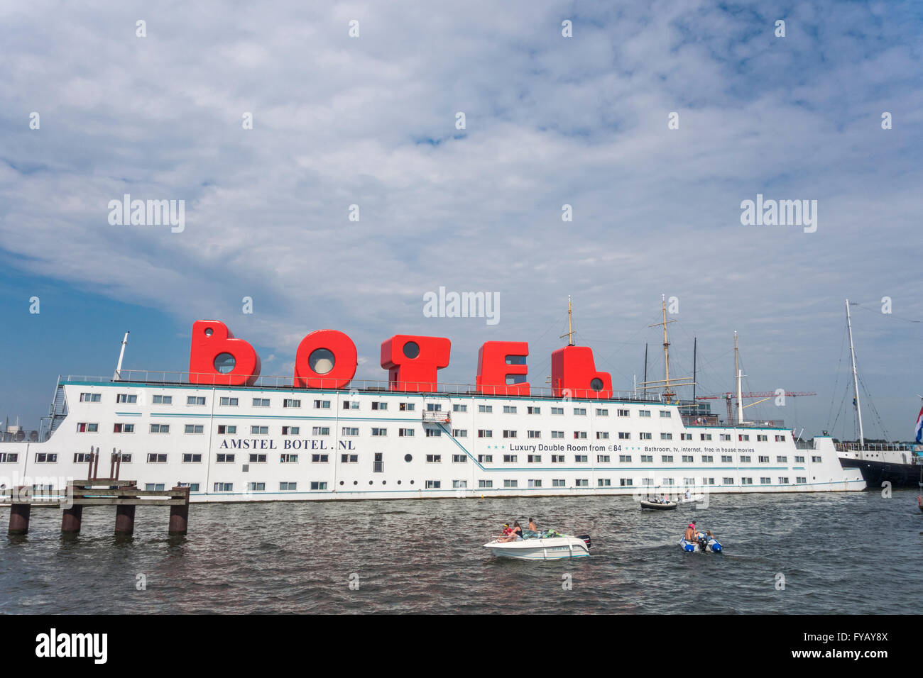 Schwimmendes Hotel Amsterdam Amstel Botel Amsterdam IJ-Hafen mit Gästezimmern im BOTEL Logo loft Zeichen Stockfoto