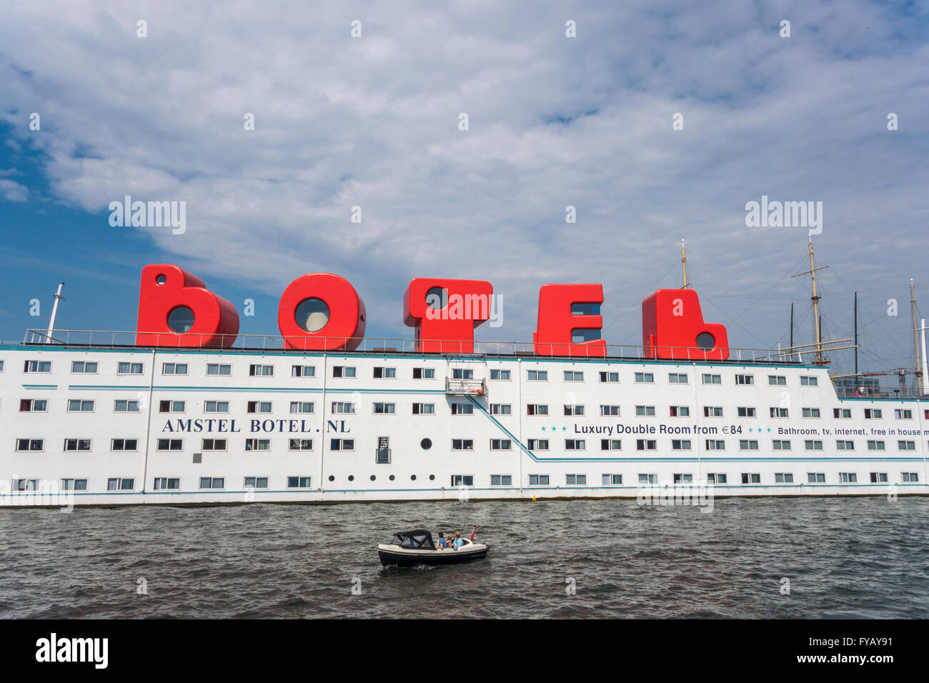 Schwimmendes Hotel Amsterdam Amstel Botel Amsterdam IJ-Hafen mit Gästezimmern im BOTEL Logo loft Zeichen Stockfoto