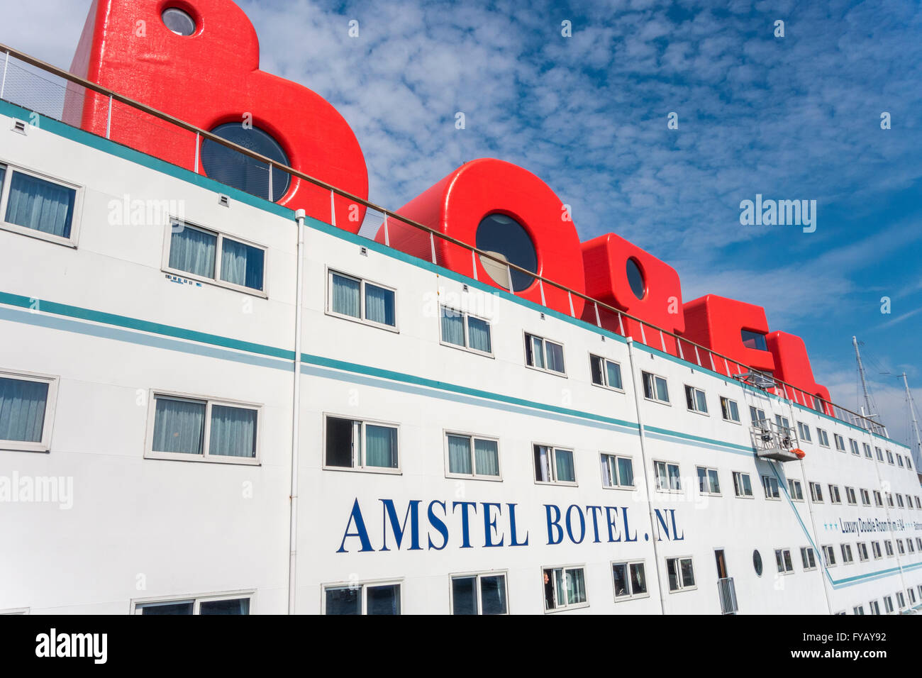 Schwimmendes Hotel Amsterdam Amstel Botel Amsterdam IJ-Hafen mit Gästezimmern im BOTEL Logo loft Zeichen Stockfoto