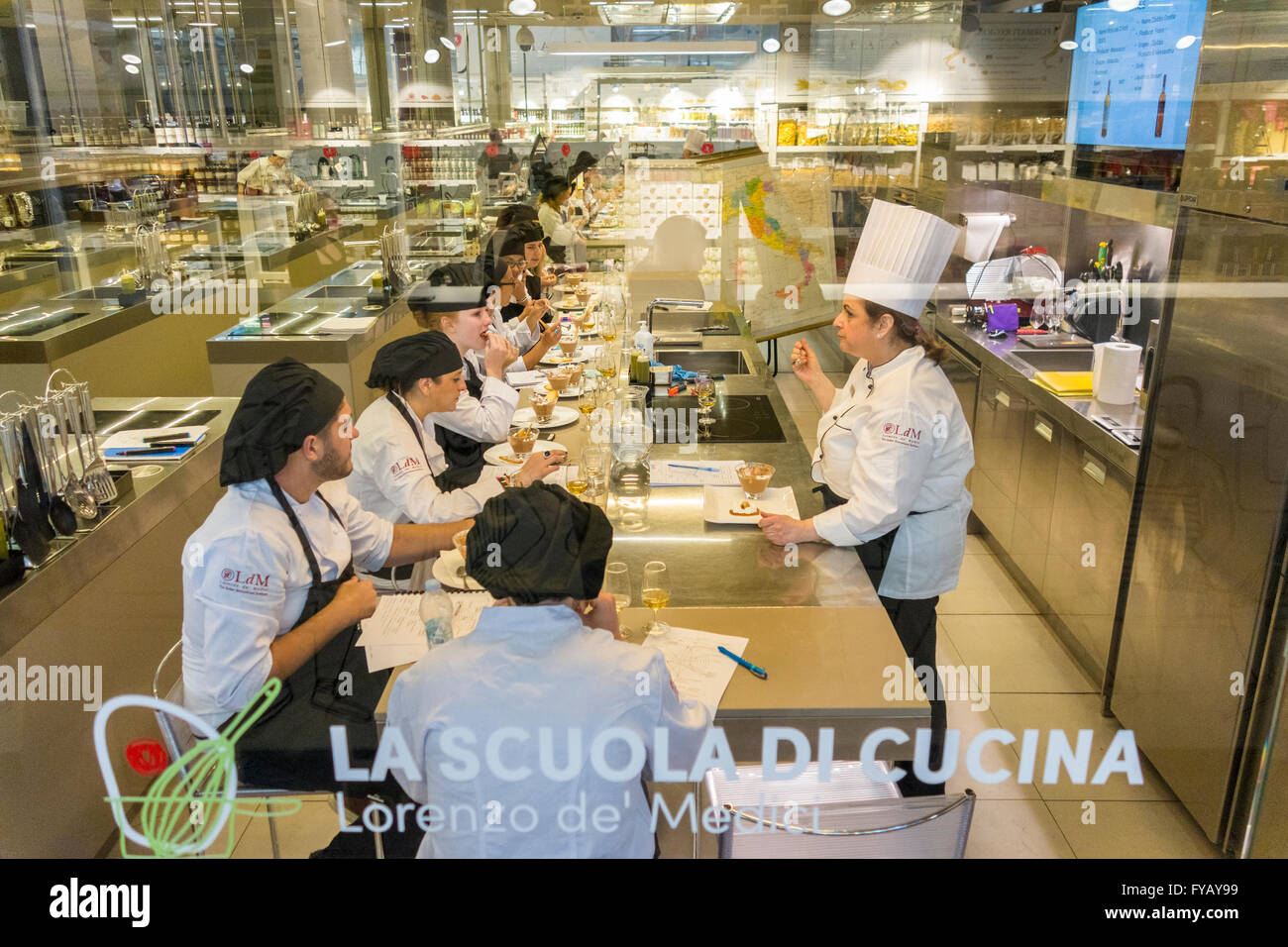 Florenz Italien. Kochkurs La Scuola di Cucina der Scuola Lorenzo de' Medici LdM. im zentralen Marktgebäude. Stockfoto