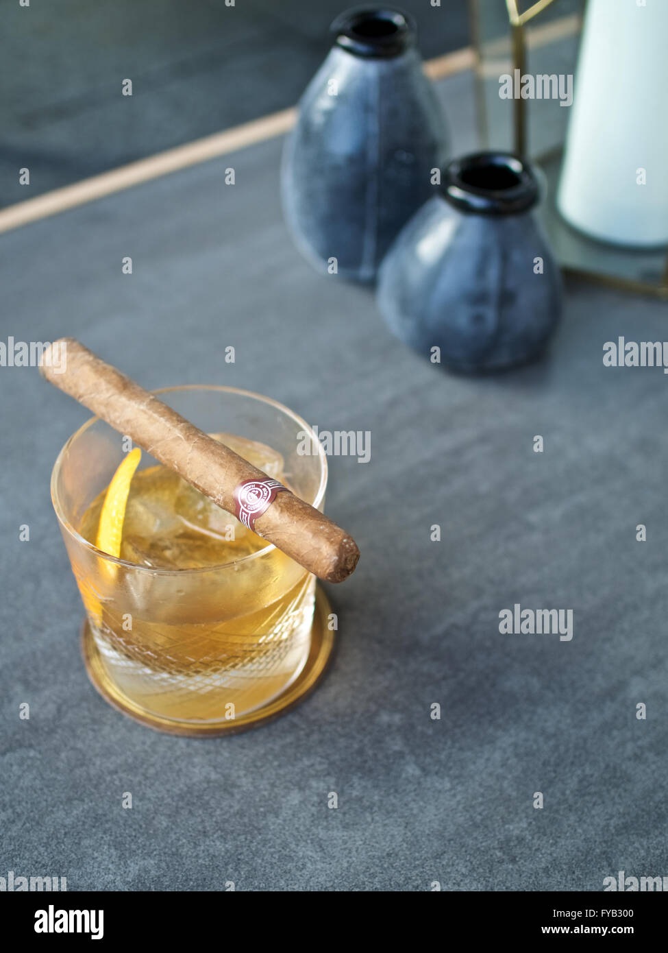 Whisky Tumbler Kristall alte altmodische Eisfelsen Leder Untersetzer klassische cocktail trinken Orangenschale garnieren Montecristo No. 3 cub Stockfoto