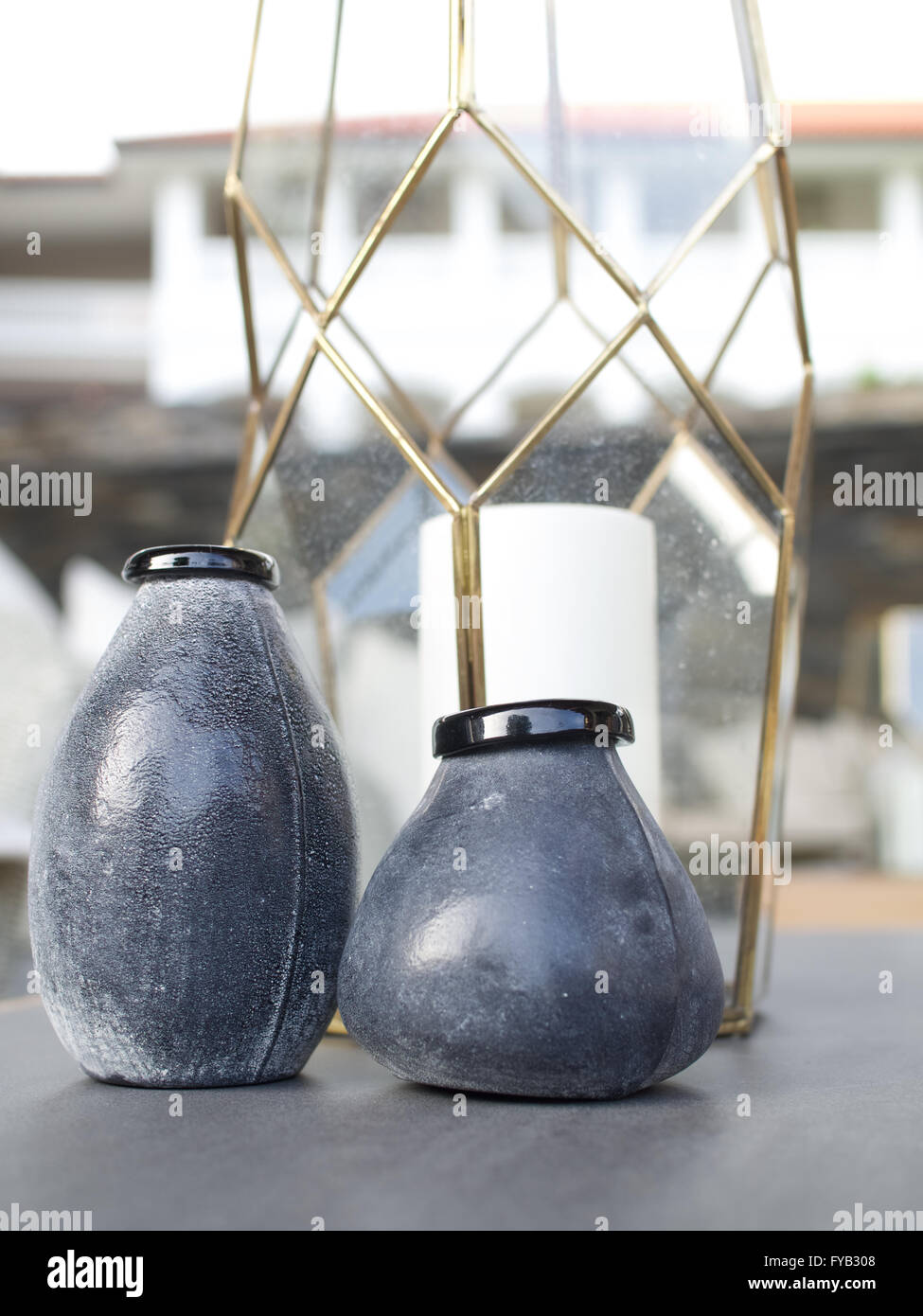 Messing Kerze Lampe Halter Schiefer Tisch Design Keramik Porzellan Vasen Leben im freien-Stil modern Stockfoto
