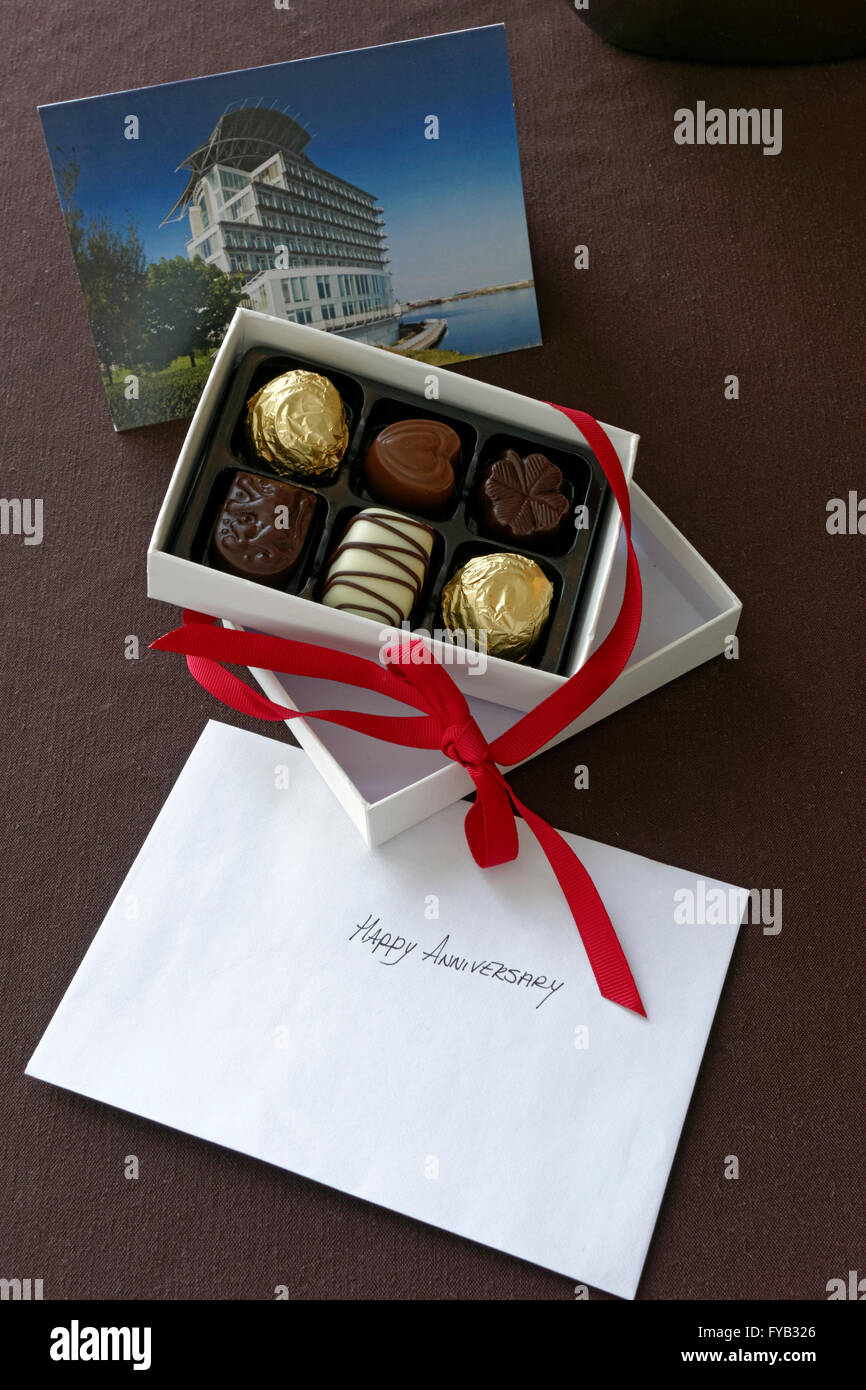 Herzlichen Glückwunsch, Karte und Pralinen Stockfotografie Alamy