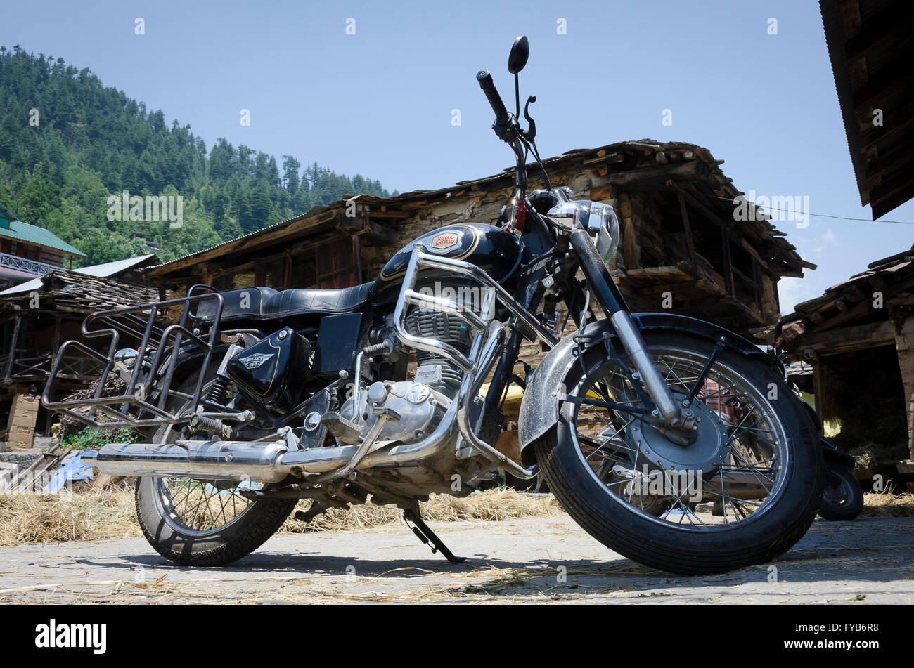 Royal Enfield Bullet Motorrad in ländlichen Dorf, alte Manali, Himachal Pradesh, Indien, Stockfoto