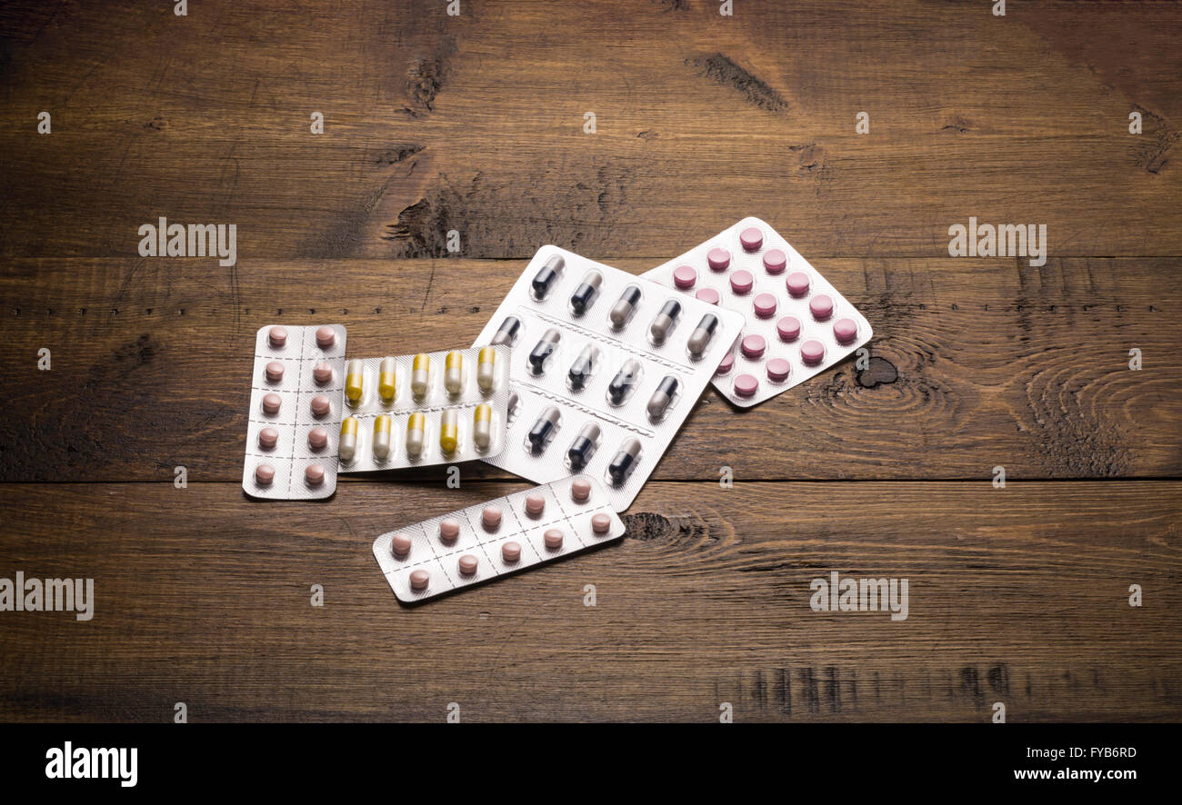 Verschiedenen Pille Blister-Packungen auf hölzernen Hintergrund Stockfoto