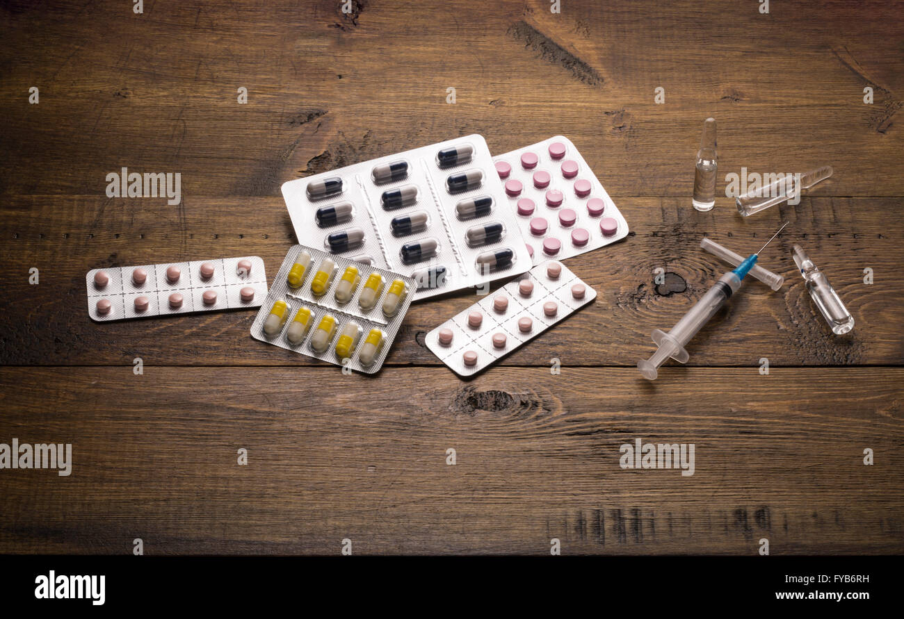 Blister-Packungen von Tabletten und eine Spritze mit drei volle Ampulle Stockfoto