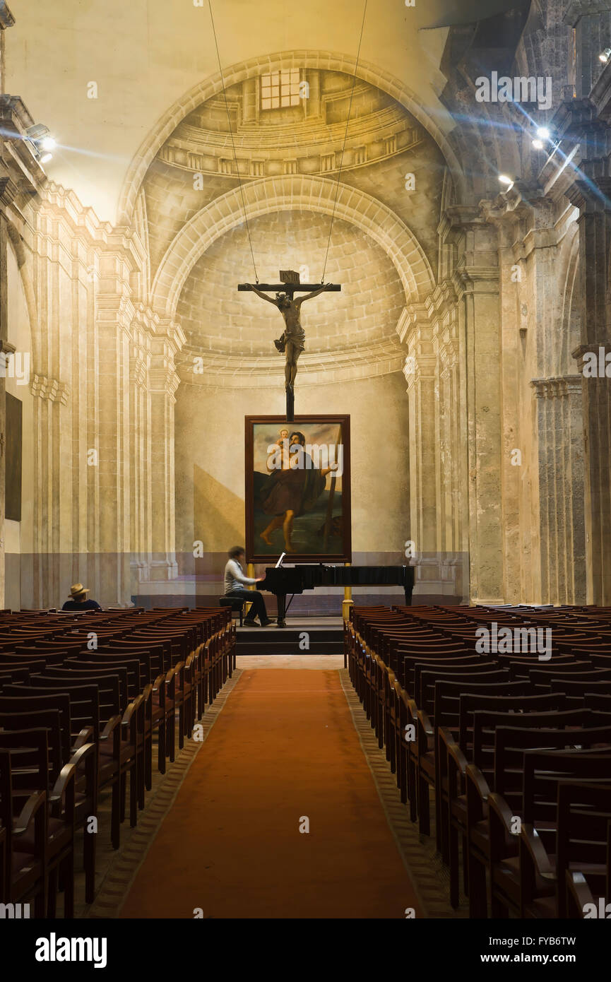 Klavierspieler in der Kirche San Francisco de Asis, alte Stadt Havanna, UNESCO-Weltkulturerbe Stockfoto