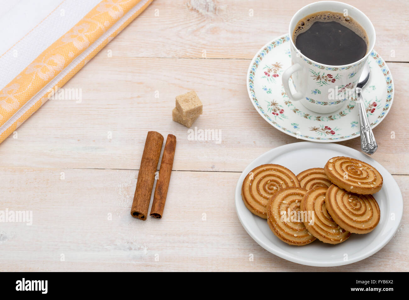 Tasse Kaffee und Gebäck auf hellen Holz Hintergrund Stockfoto