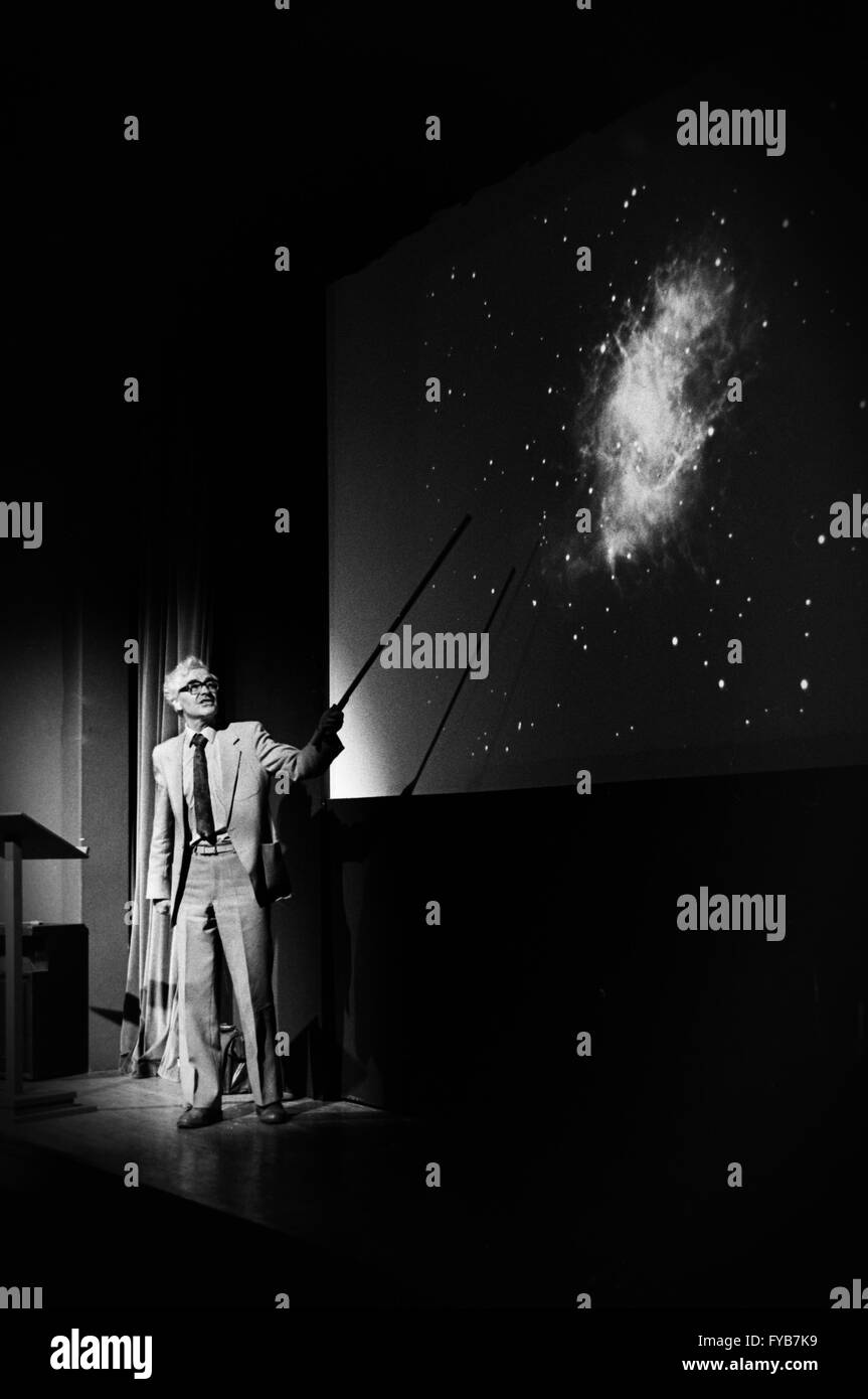 Archivbild von Professor Antony Hewish FRS FInstP (1924-2021), Vortrag auf der Bühne der Boston Astronomers Conference, 1987, mit einer Folie des Krebsnebels M1, Blackfriars Arts Center, Boston, Lincolnshire, England Stockfoto