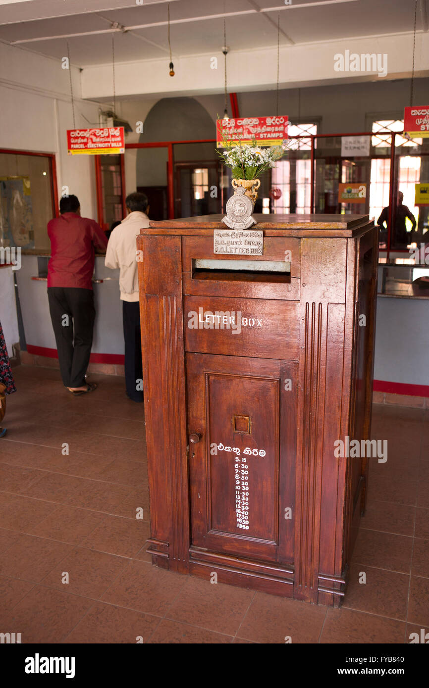Sri Lanka, Nuwara Eliya, Postamt Interieur, hölzerne Brief Versand Box und Zähler Stockfoto