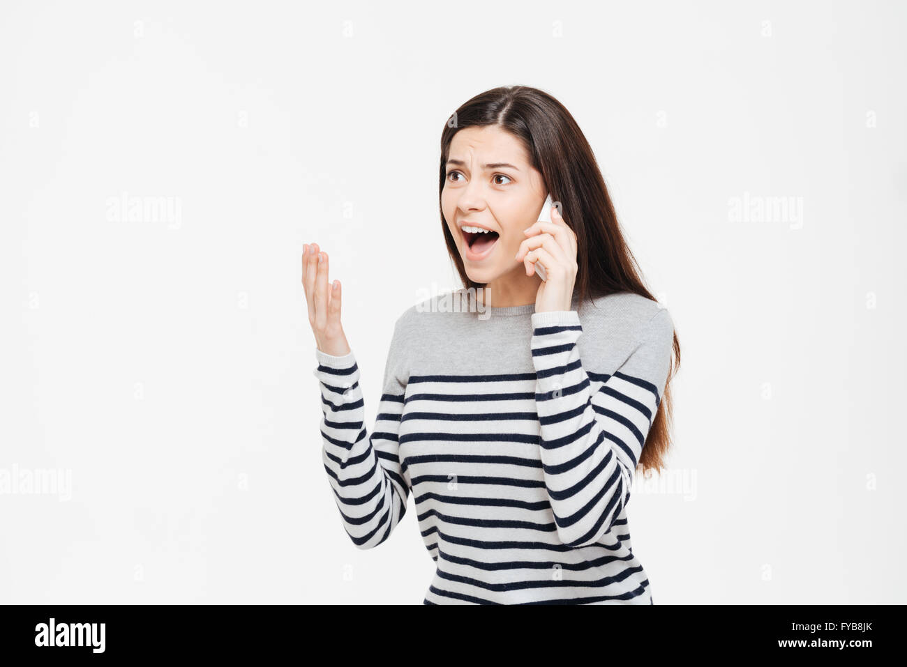 Böse Frau am Telefon isoliert auf weißem Hintergrund Stockfoto