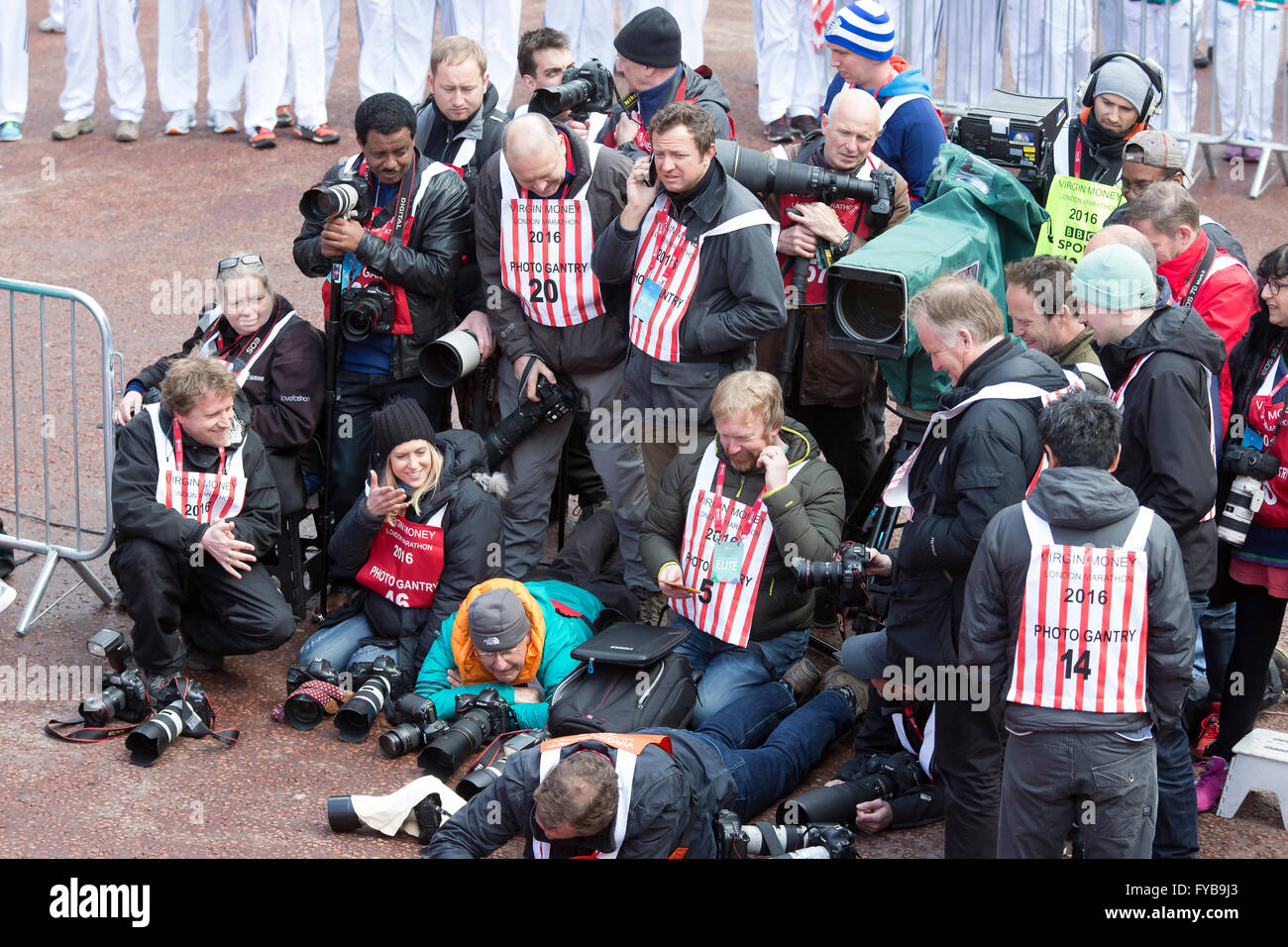 London, UK, 24. April 2016, Pressefotografen warten auf die Gewinner auf der Ziellinie von Virgin London Marathon 201 Credit: Keith Larby/Alamy Live News Stockfoto