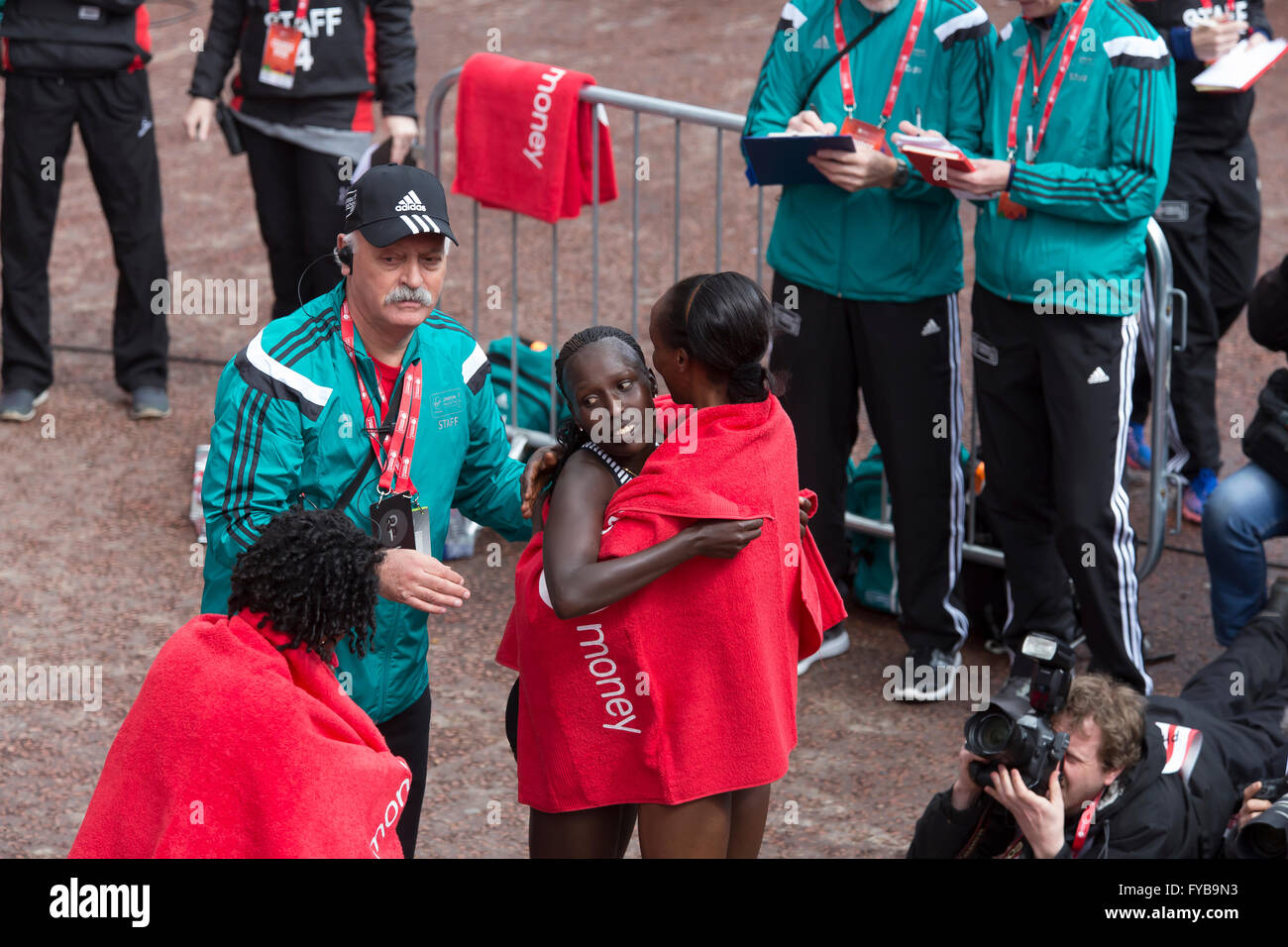 London, UK, 24. April 2016, Celebratory umarmt, nachdem die Frauen-Elite-Läufer bei den Virgin London Marathon 201 Kredit zu beenden: Keith Larby/Alamy Live News Stockfoto