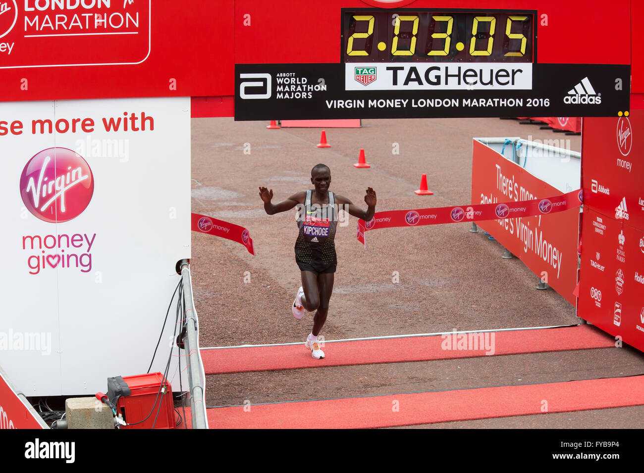 London, UK, 24. April 2016, Eliud Kipchoge gewinnt die Herren Elite Läufer Finish am Virgin London Marathon 201 Credit: Keith Larby/Alamy Live News Stockfoto