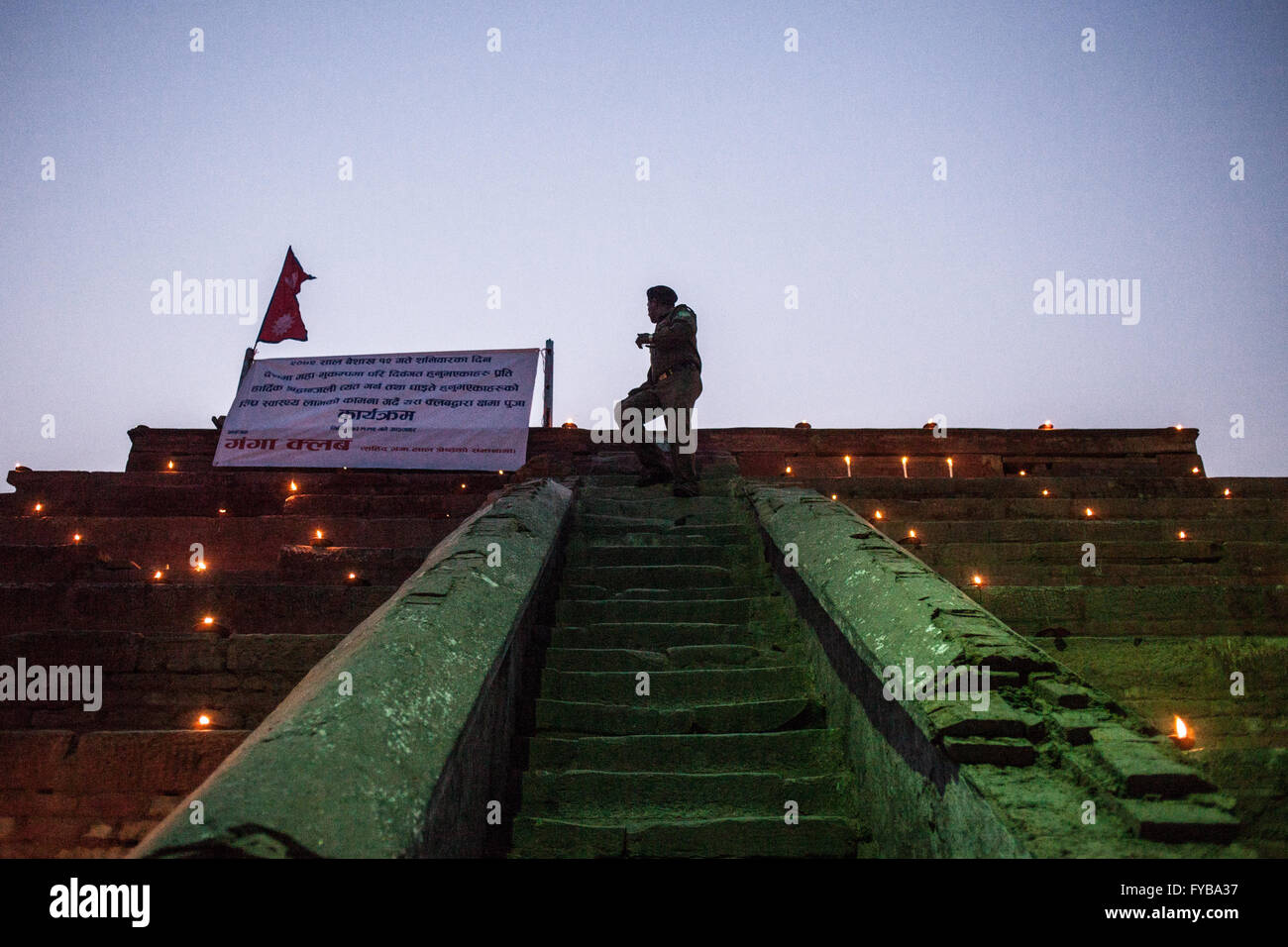 Durbar Square Kathmandu, Nepal. 24. April 2016. Nepali Soldaten auf Patrouille, als Kundenansturm am Vorabend des Eathquke Jahrestages. Bildnachweis: Alice Carfrae/Alamy Live-Nachrichten Stockfoto